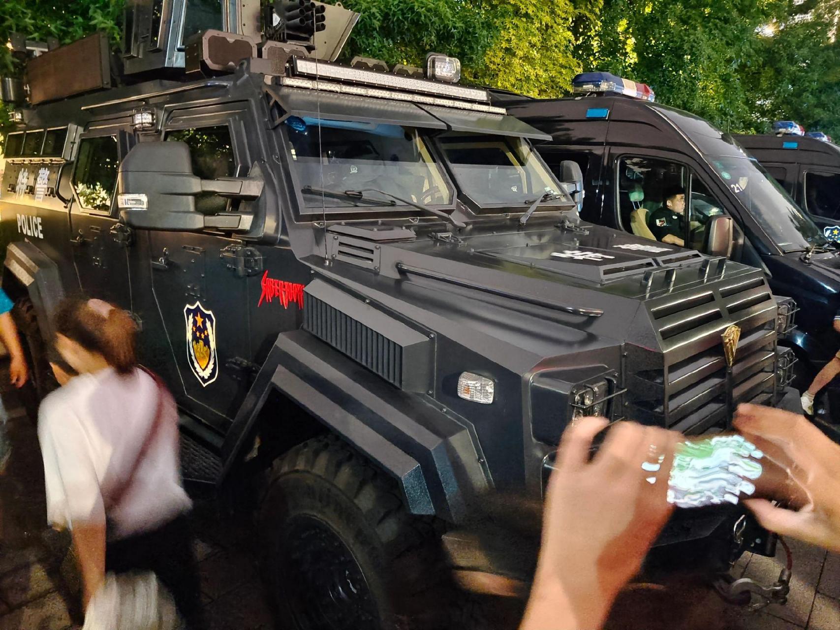 建党百年大庆在外滩执勤的特警剑齿虎装甲车