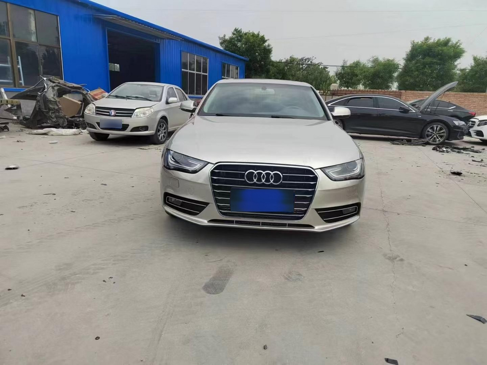 16年奥迪a4l   2.0香槟金 小前嘴现车已修复