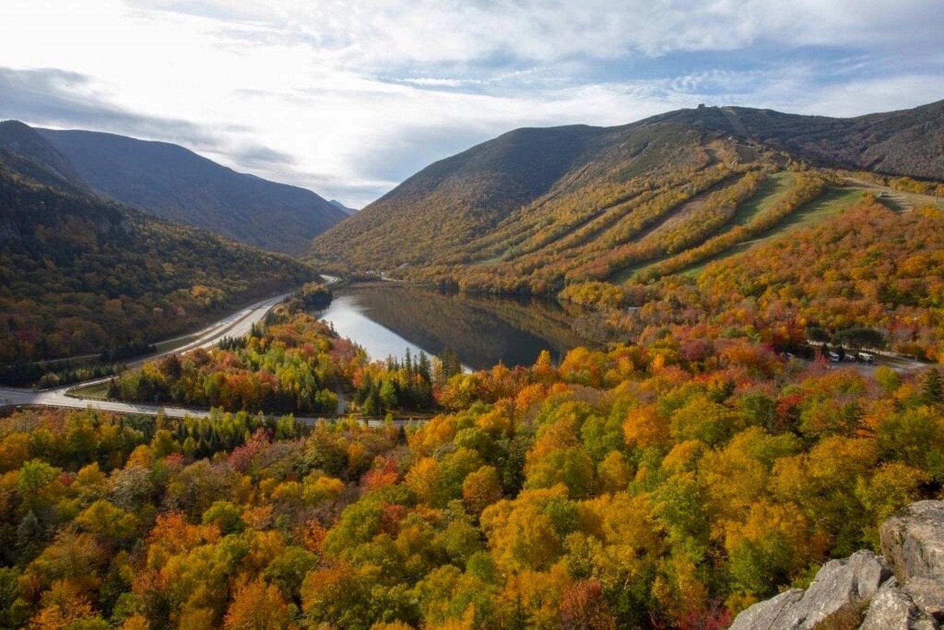 93新罕布什尔州的白山地区是美国东部一个极佳的秋叶赏枫地点