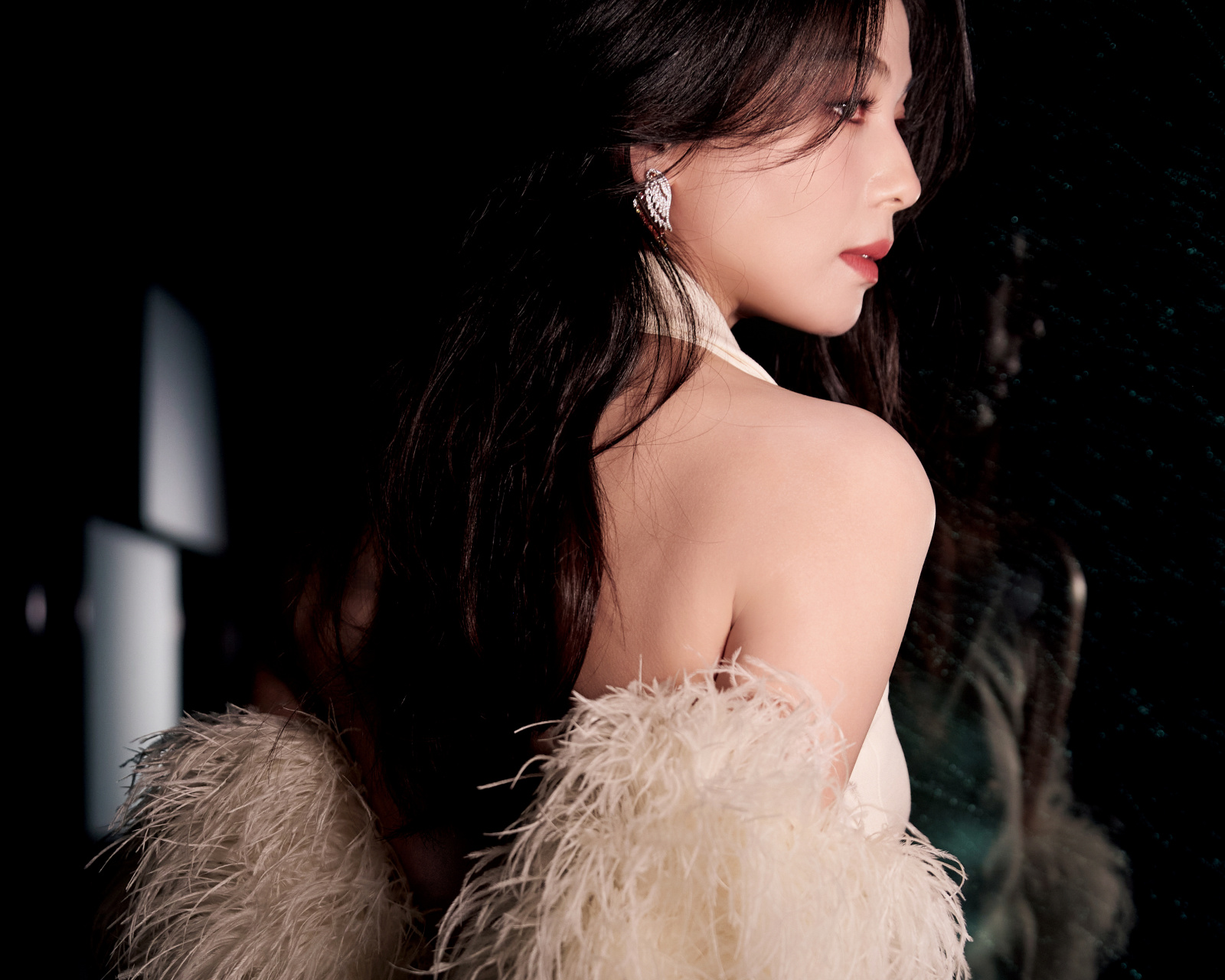 刘涛白色露肩马甲连体裤#  皓月细数两袖飞羽,一缕氤氲,熙攘心动