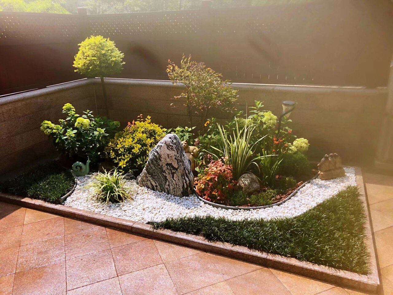 别墅庭院花园一角精致的雪浪石切片造景