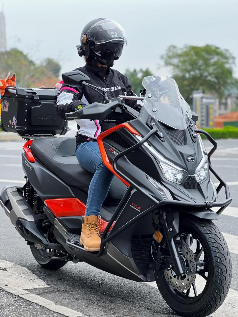 美女喜提光阳s350