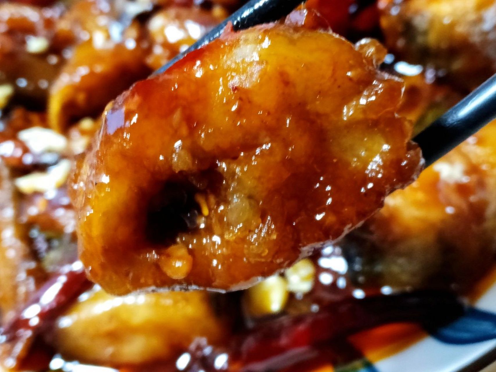 家庭版麻辣鳕鱼 【准备食材】整条鳕鱼,葱,姜 【准备调料】料酒,白