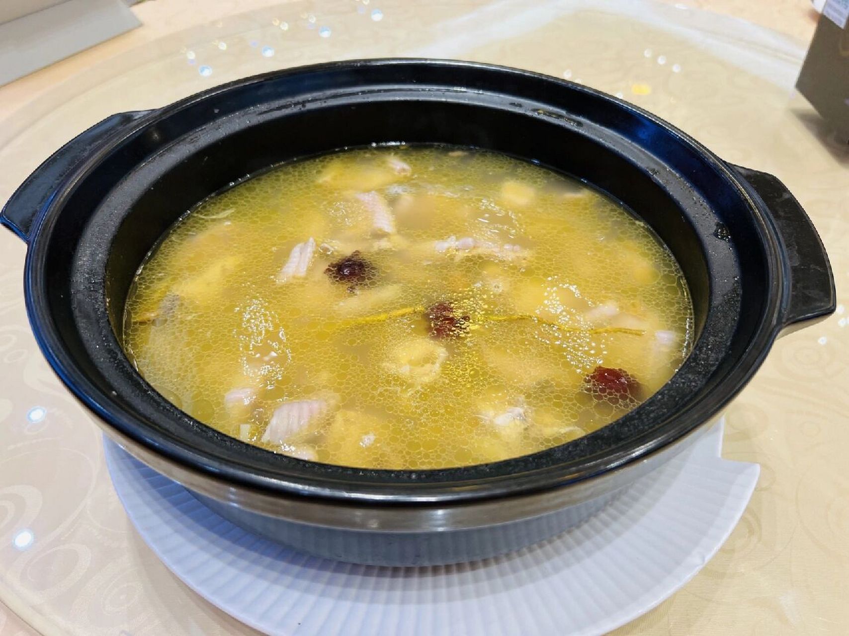 蛇和鸡炖汤功效 一:蛇肉具有强壮神经,清热解毒,延年益寿之功效,可以