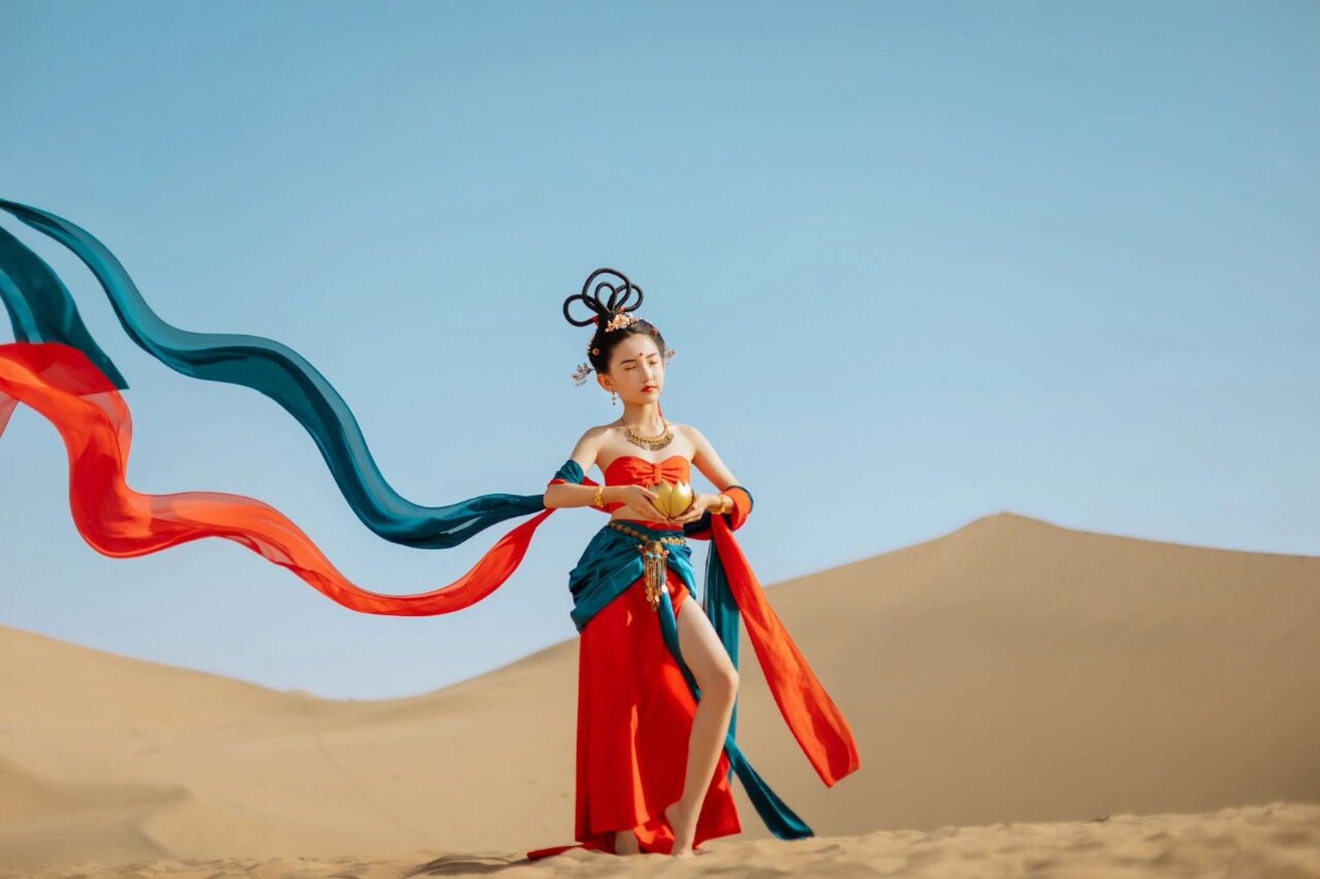 敦煌飞天儿童版来啦 小妹妹酷似少女时代的张柏芝 	   地点:鸣沙山