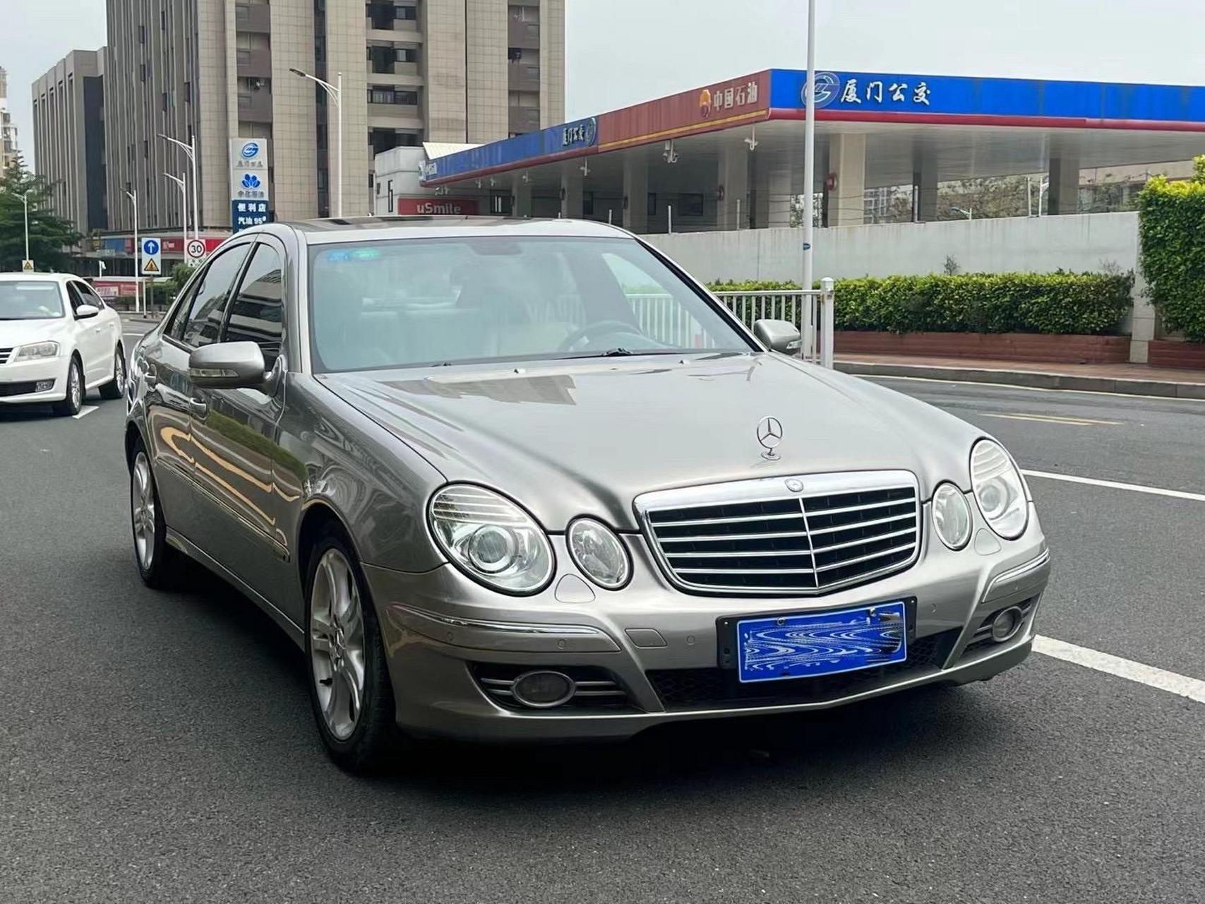 新到经典车型奔驰e230,自动2.5时尚型,一手车保留车牌,安全行驶12.