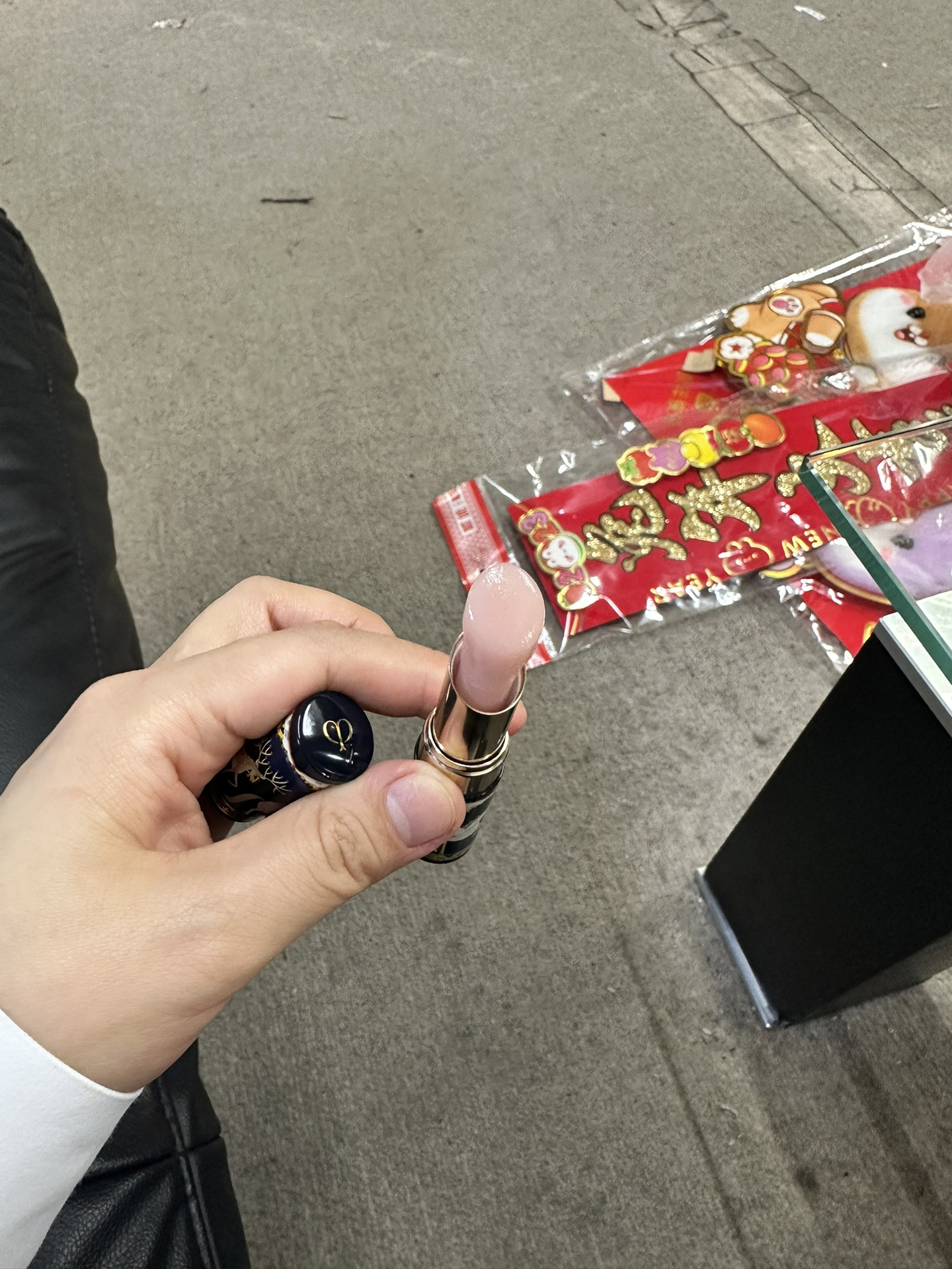 唇膏用完(唇膏用完了怎么把剩下的部分推出来)