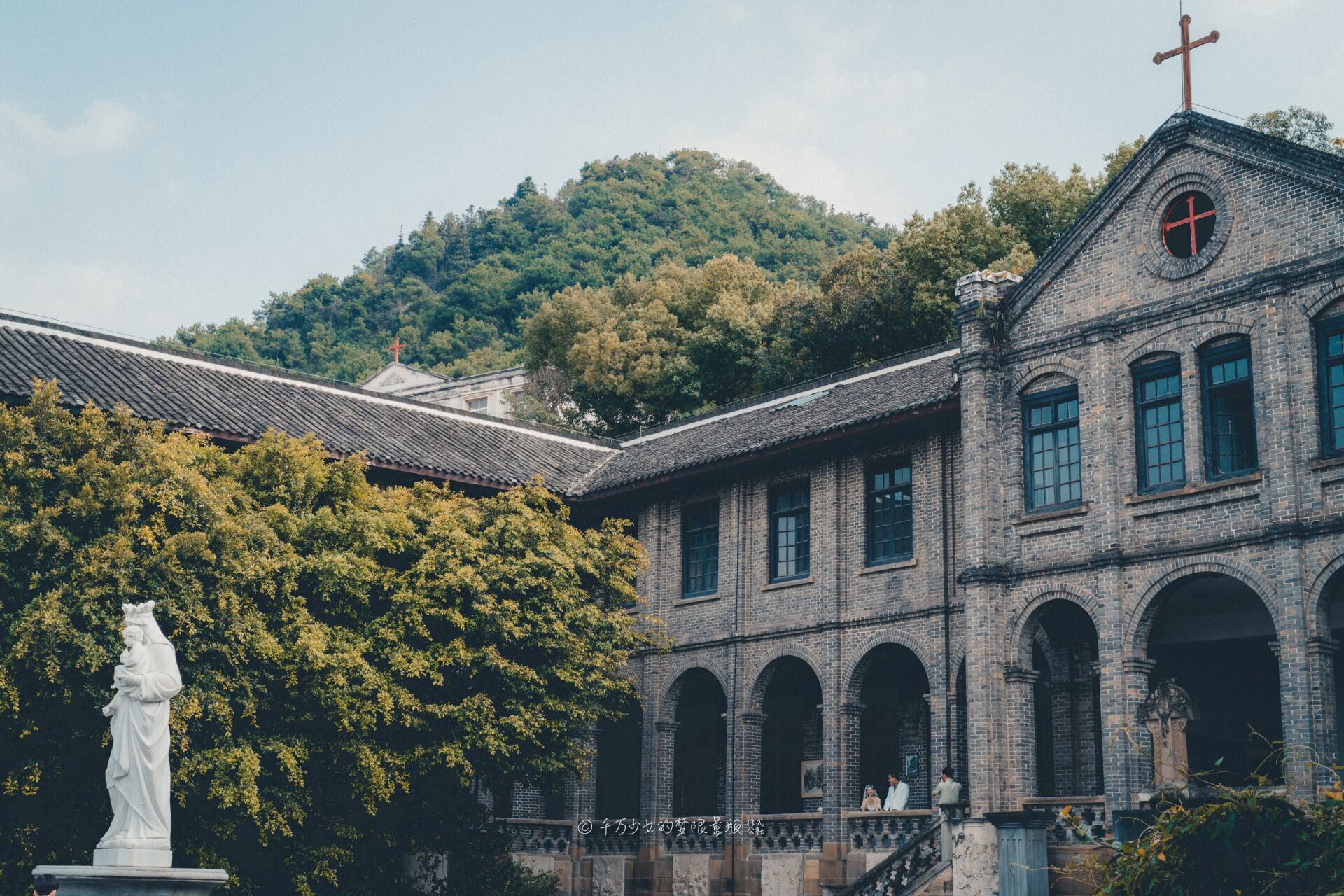 质朴的重庆天主教慈母堂 位于南山山腰上         	 位置见定位 下午5