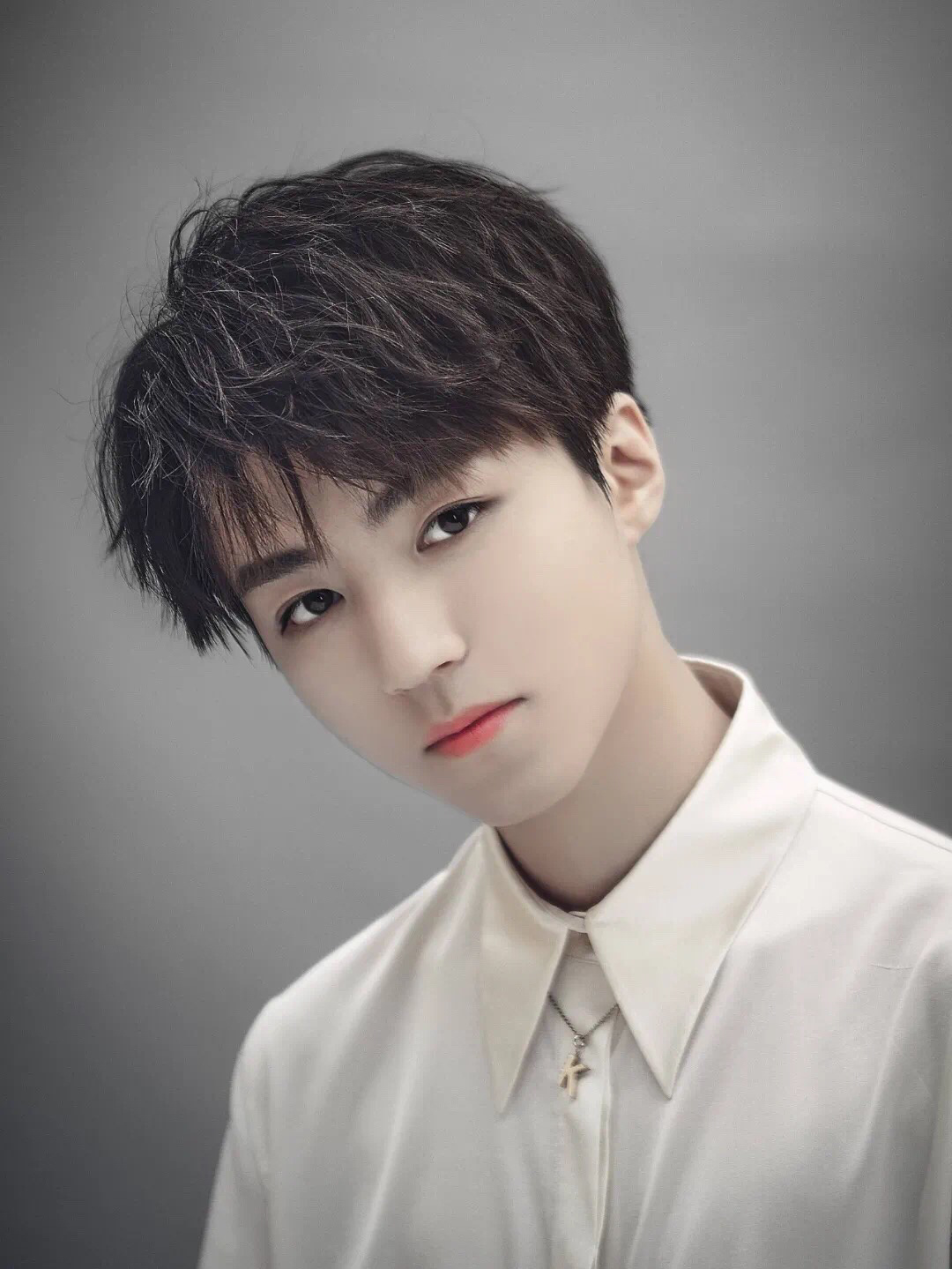 最近发现了一大波凯凯的神仙照片,每一张都超级适合当壁纸,忍不住舔