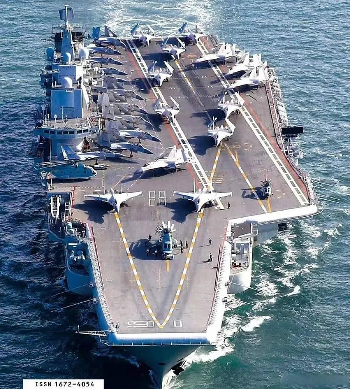 网友:停满了舰载机的山东舰航母,立刻就变成了高大上, 战斗力满满!