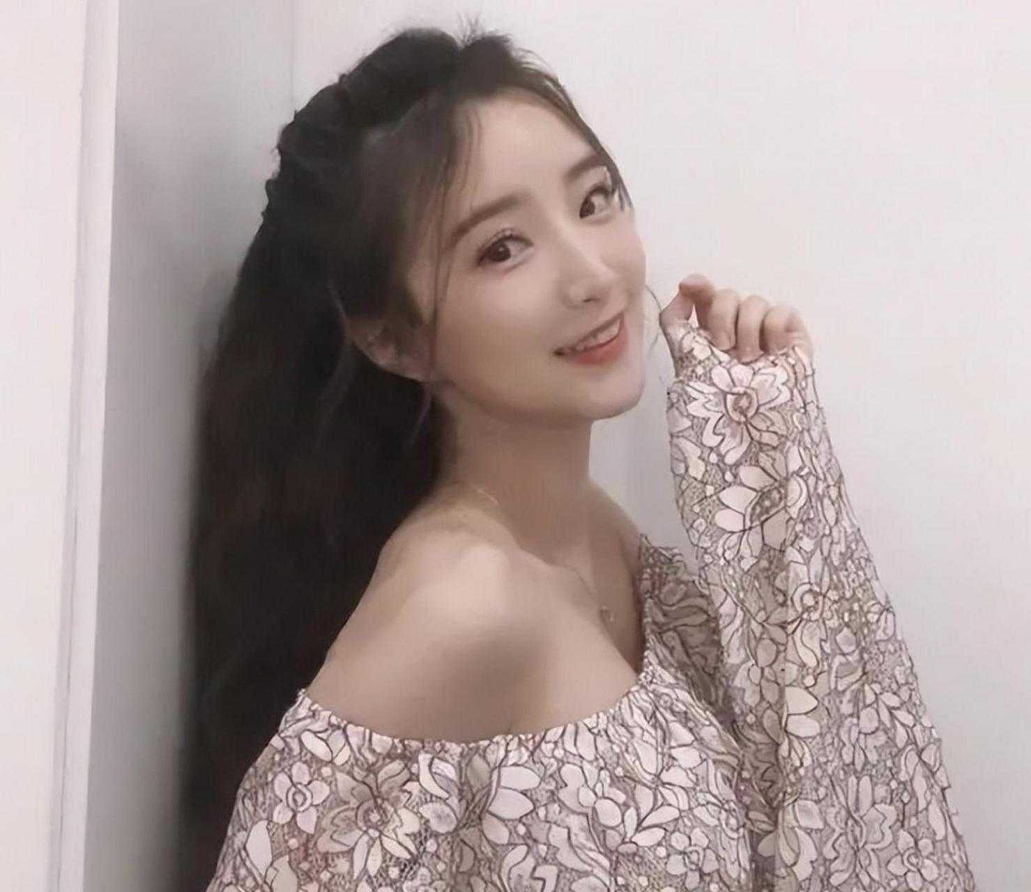 体育女主持人郭小仙儿,穿的跟夜店上班似的,网友表示不理解,作为一名