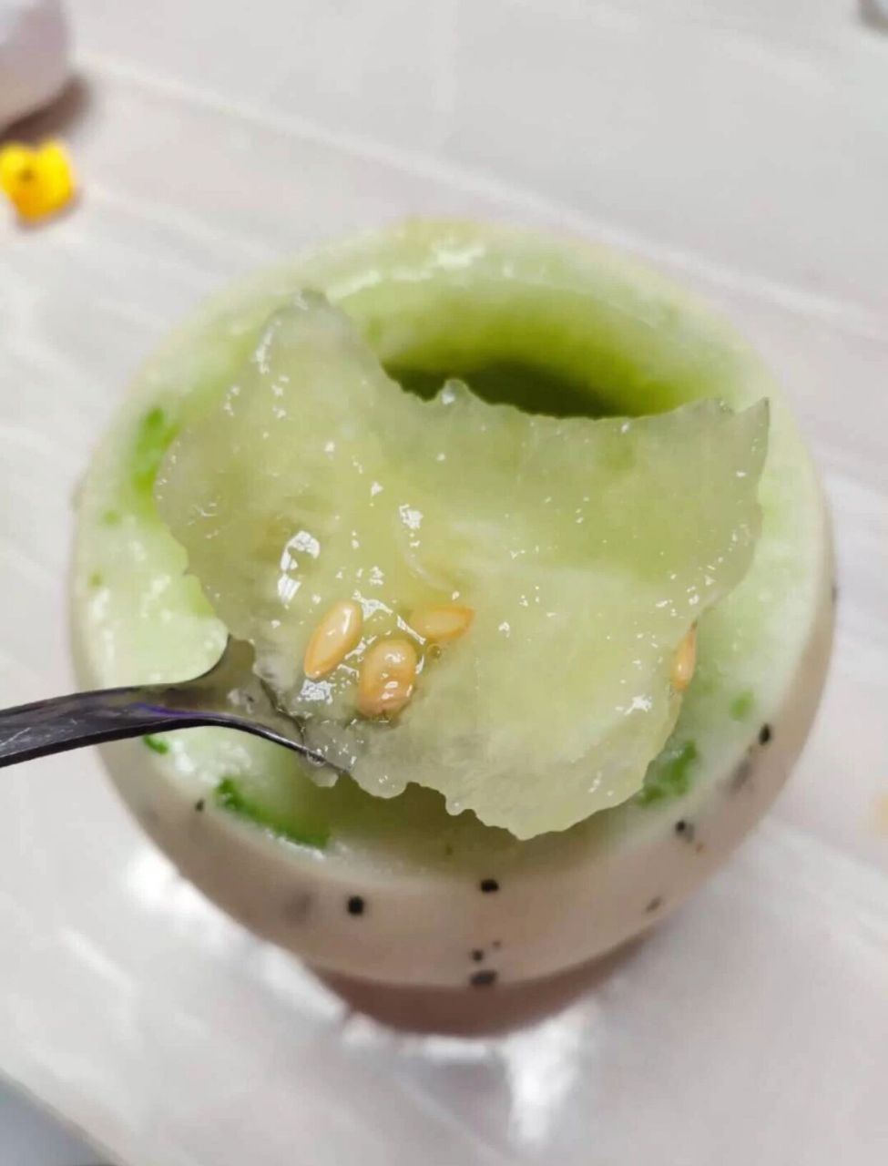 北京新发地的月露蜜瓜90 超薄的果皮,切开后是青绿青绿的果肉,甜度