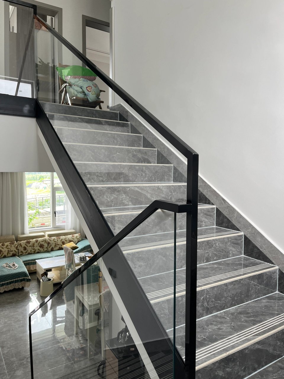 楼梯贴砖也可以装的极简玻璃栏杆 侧挂铝槽玻璃栏杆,不占用楼梯宽度