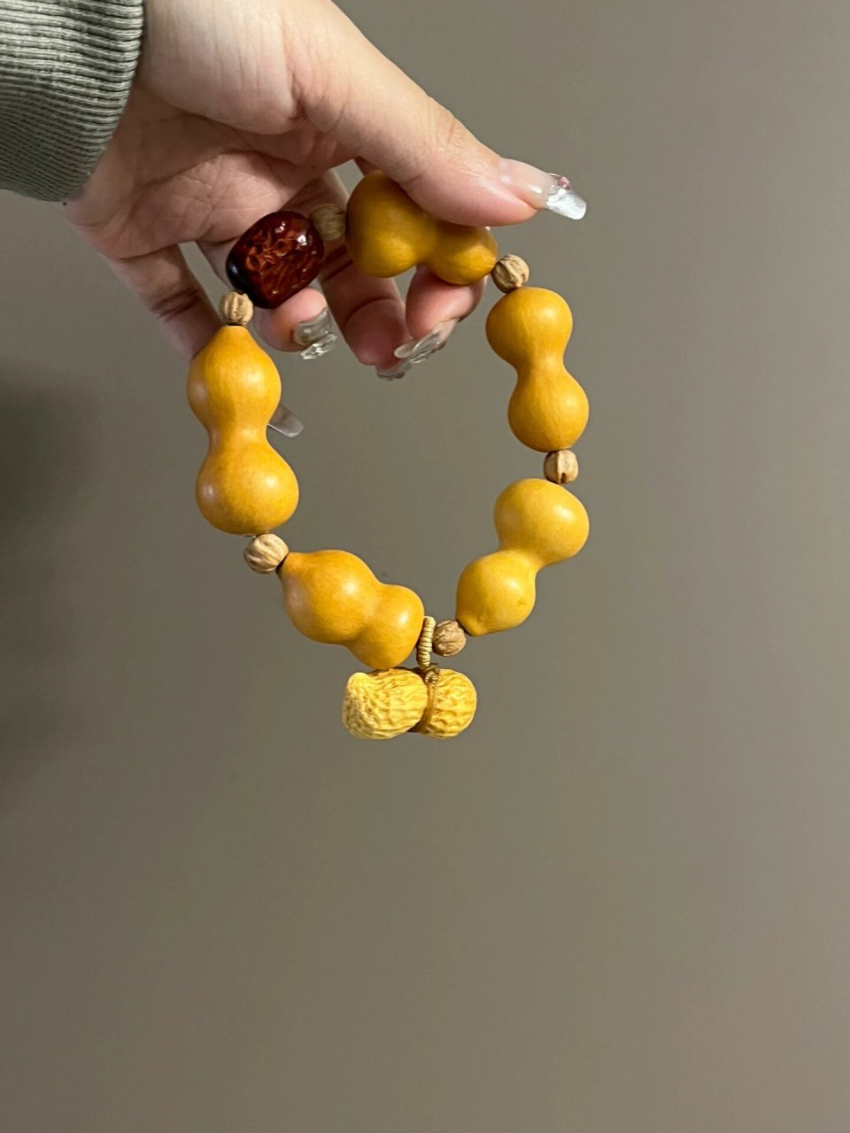 好的葫芦手串 每一个小葫芦都是天然形成的形状| 紫檀木雕刻的红枣