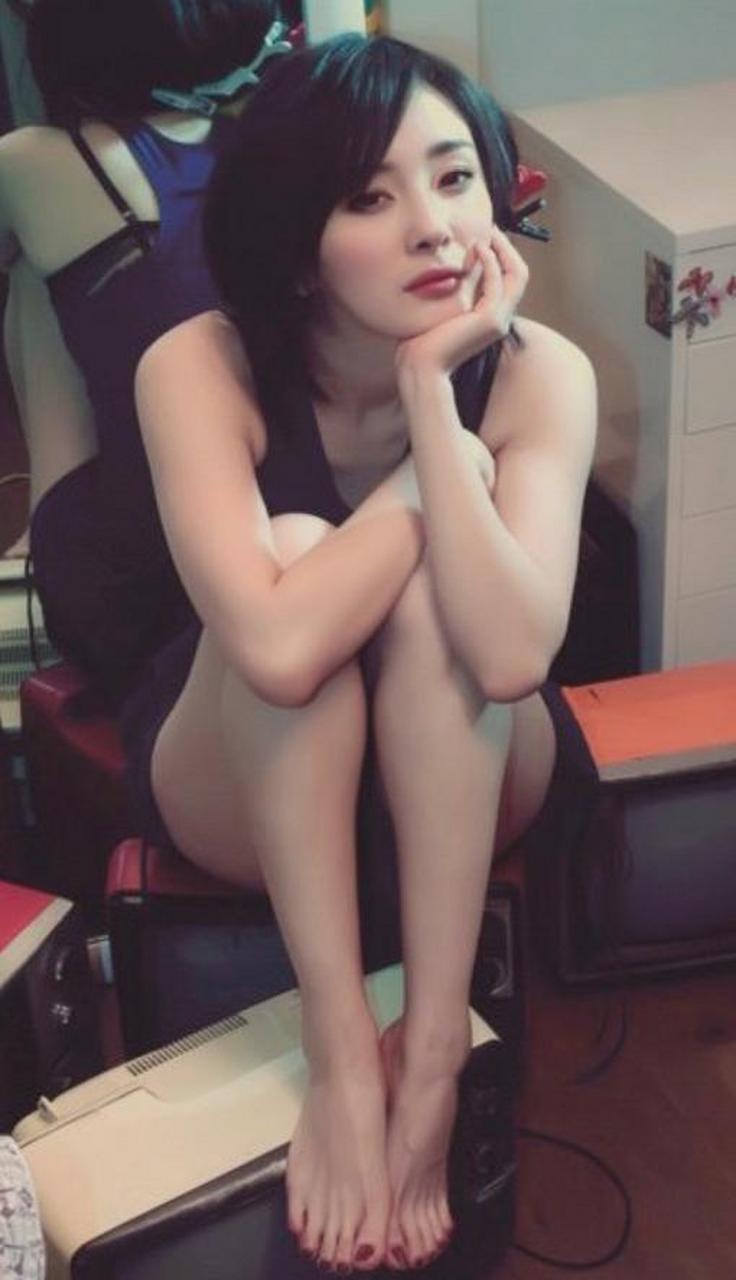 杨幂早期男人装写真,细腰长腿超级美艳又撩人.