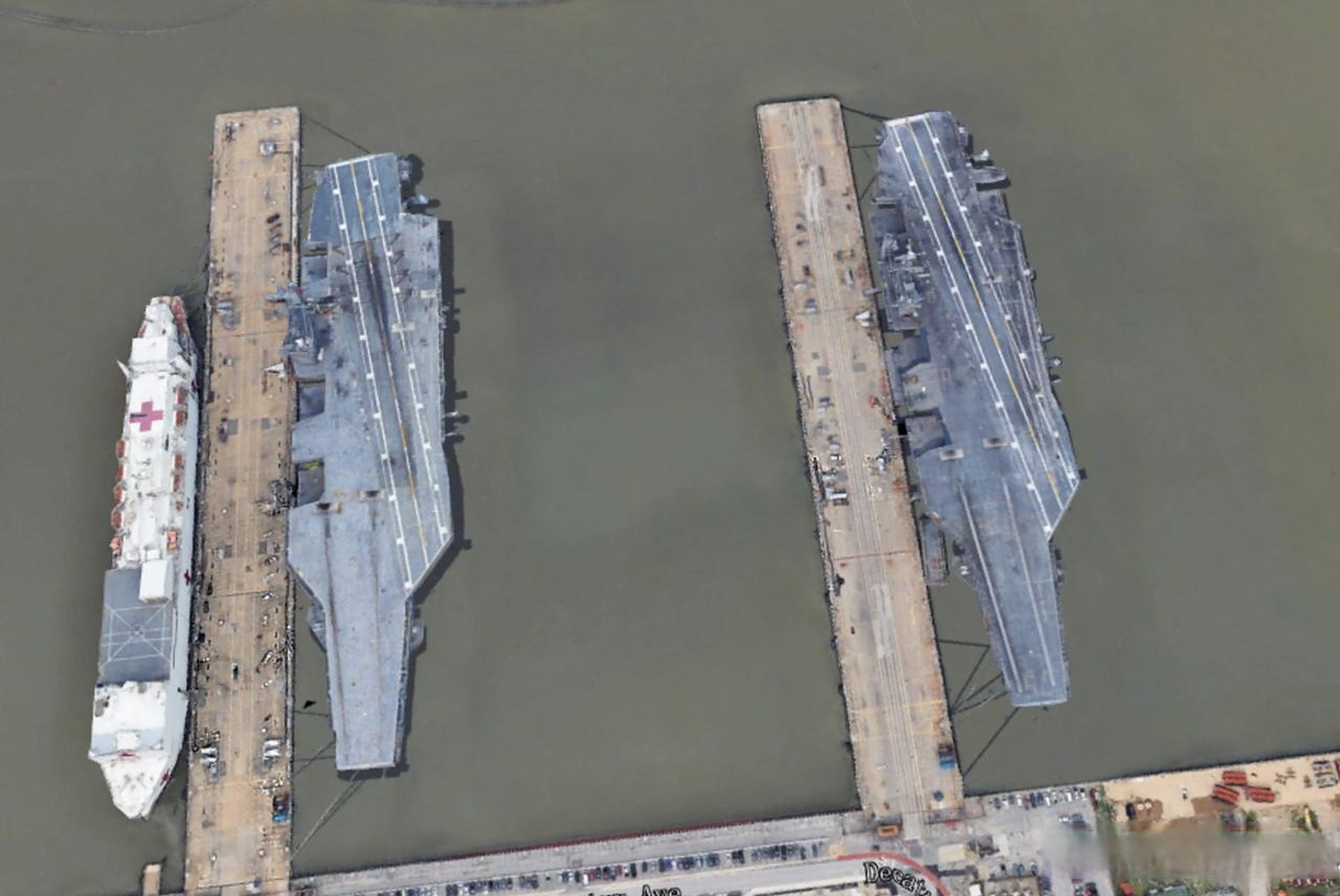 漂亮国的纽波特纽斯造船厂,从卫星地图上可以看到有多艘航母和大型