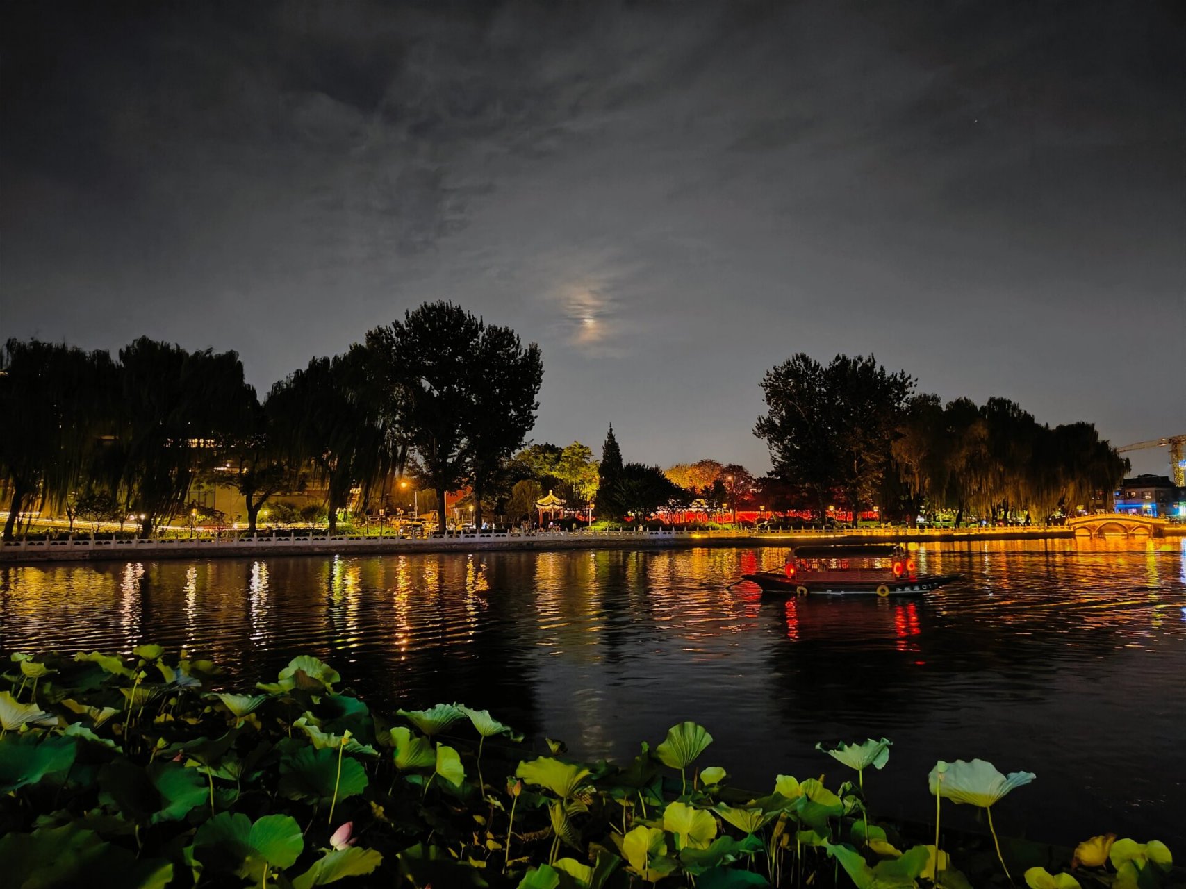 什刹海夜景   什刹海的夜景真的怎么拍都好看 从烟袋斜街进去后左右