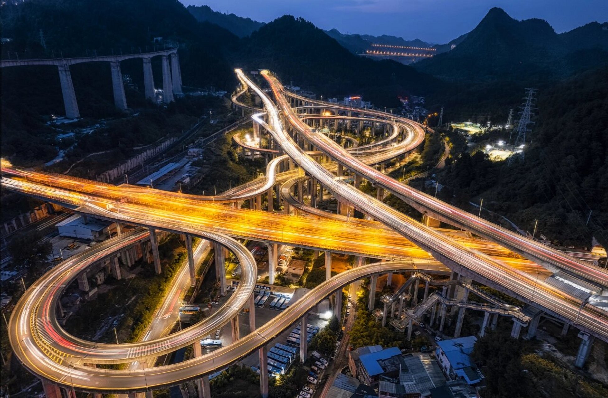 往左滑,观看黔春立交桥的黄昏与黑夜 贵阳黔春立交桥位于贵阳市云岩区
