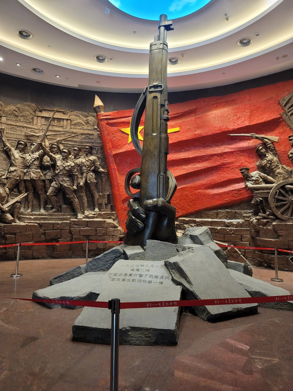 观南昌八一起义纪念馆有感 初入场馆,我的姿态恭敬却又伴着轻佻,观览