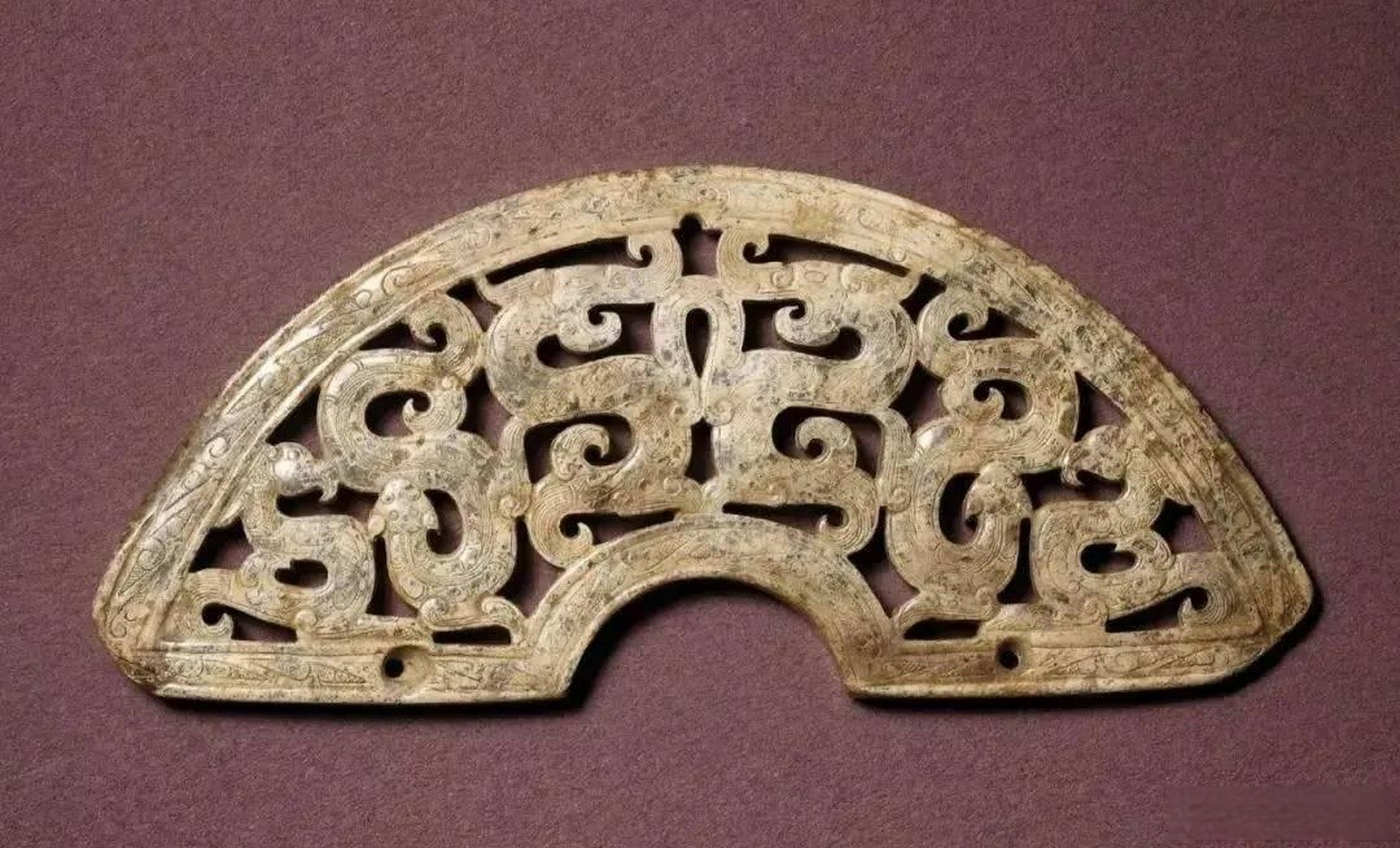 古玉#战国中晚期 镂雕龙凤纹玉璜,成交价:hkd 3500000,金华堂旧藏