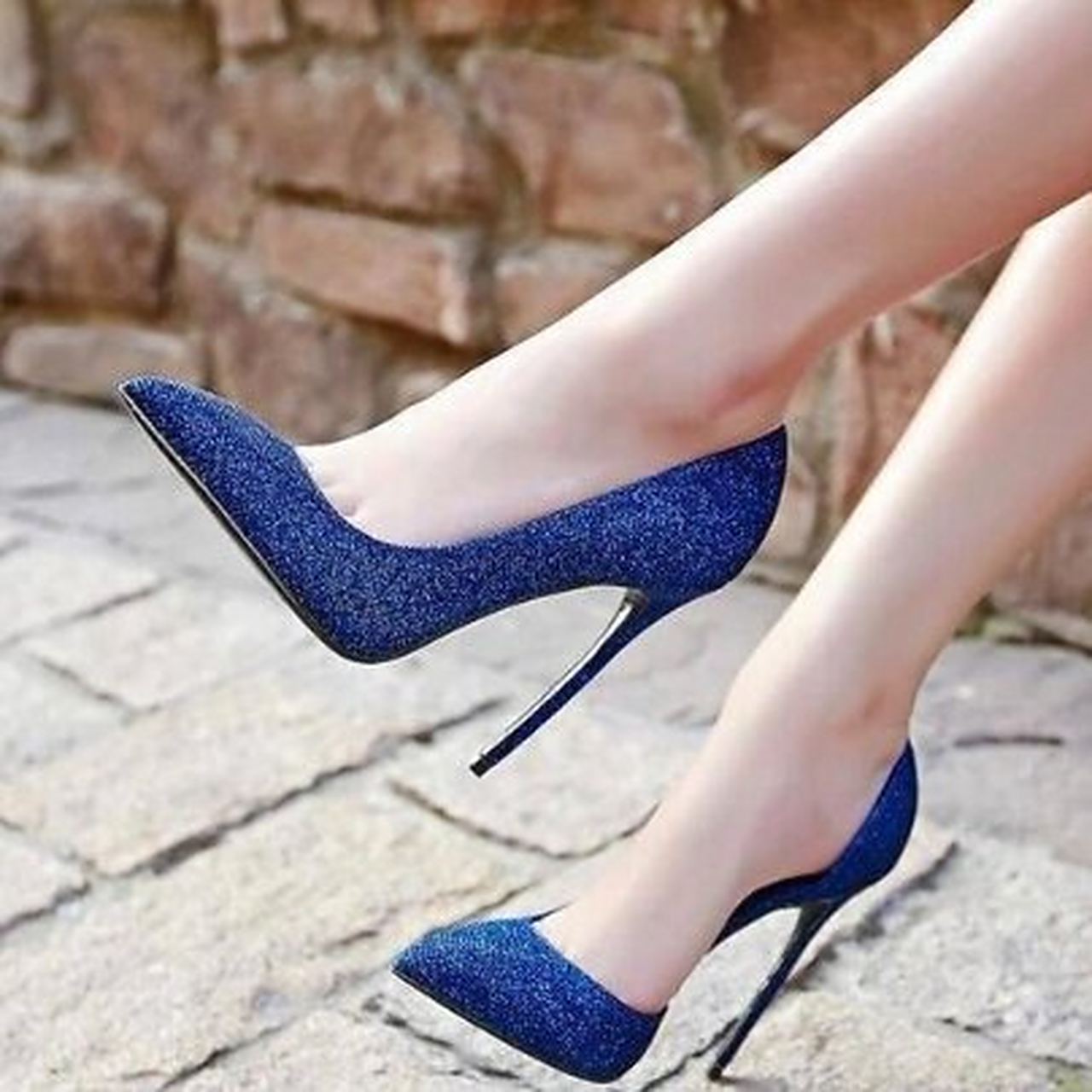 尖头高跟鞋丝袜 尖头的设计是为了保护你的脚,线条优美,非常大气,透气