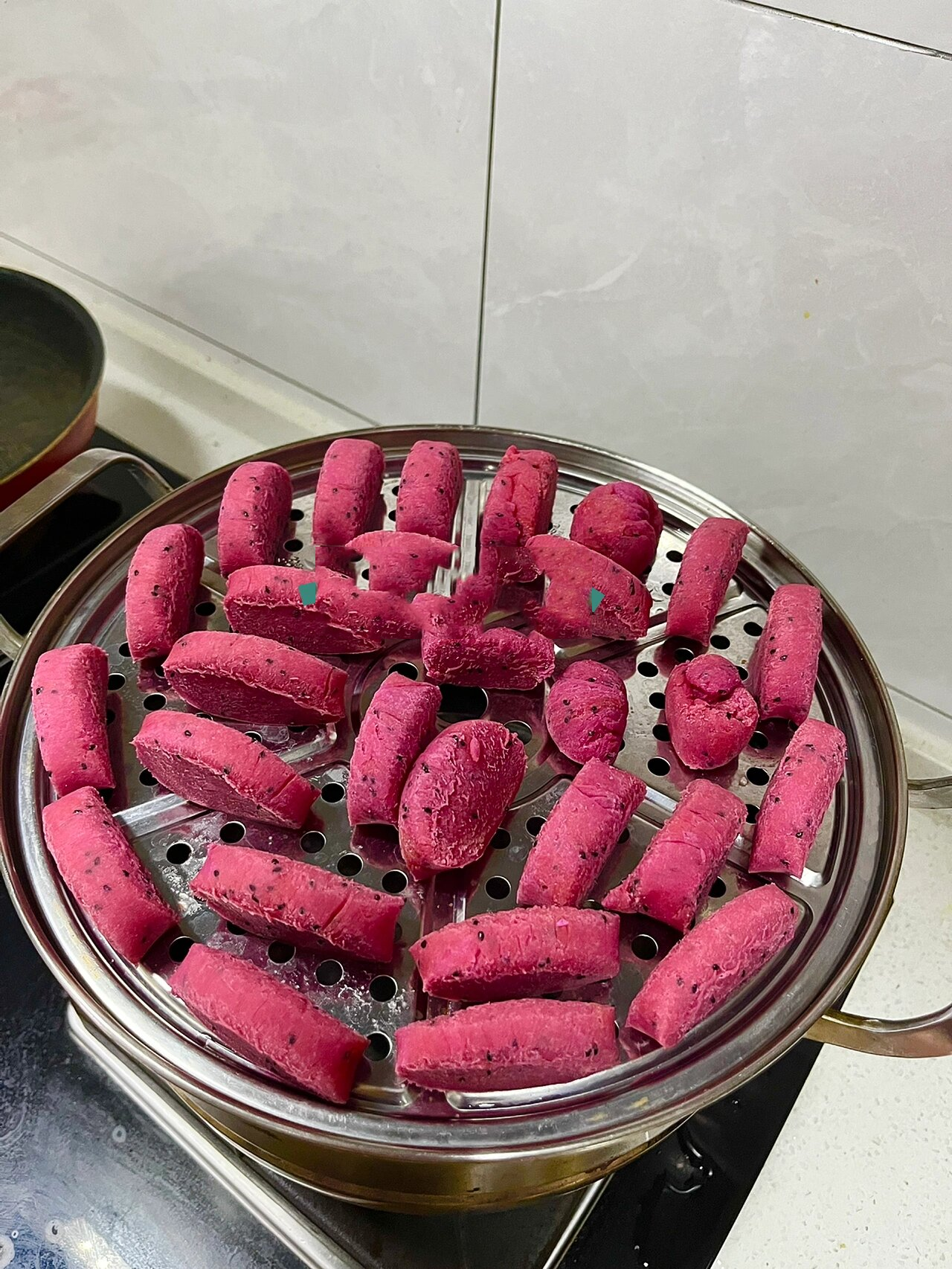 第一次做火龙果馍馍 2岁的糖小糖第一次和妈妈做火龙果馍馍,小朋友被