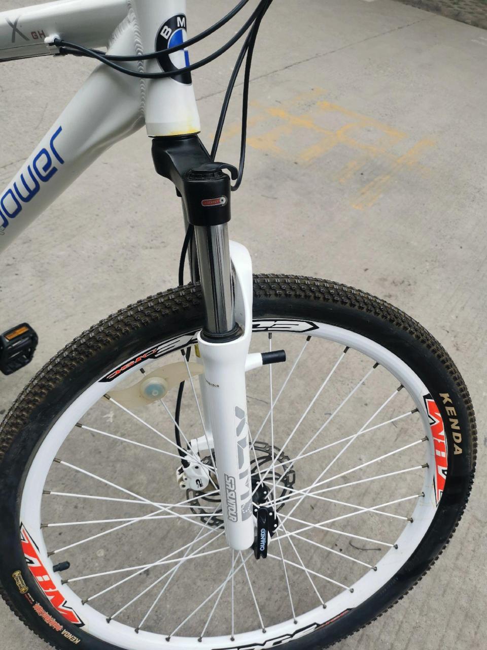 几乎全新宝马山地车自行车,型号g750x,铝合金17寸车架,27速油压碟刹