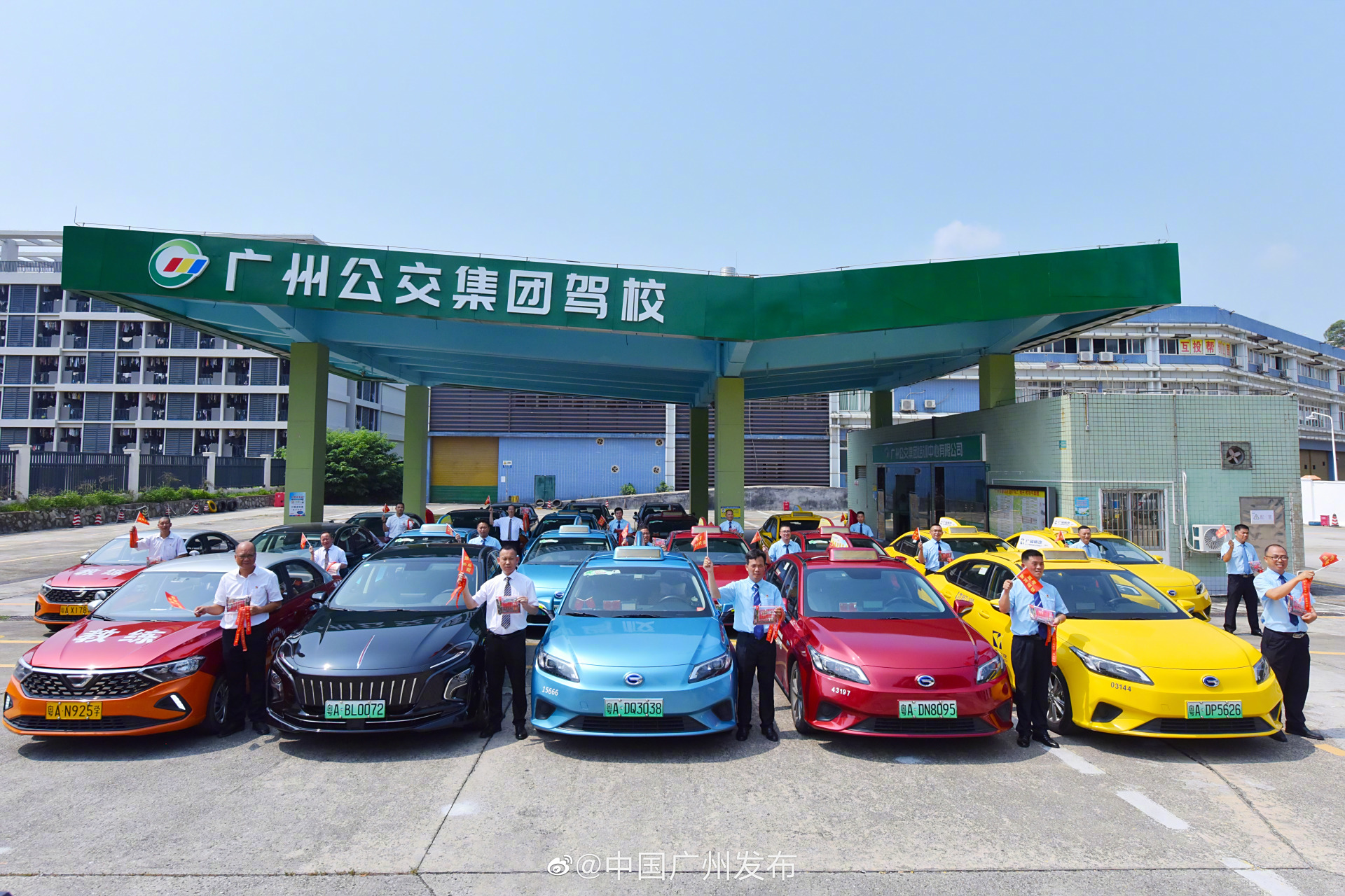 2023广东高考#【广州出租车爱心送考25年,如约出发!