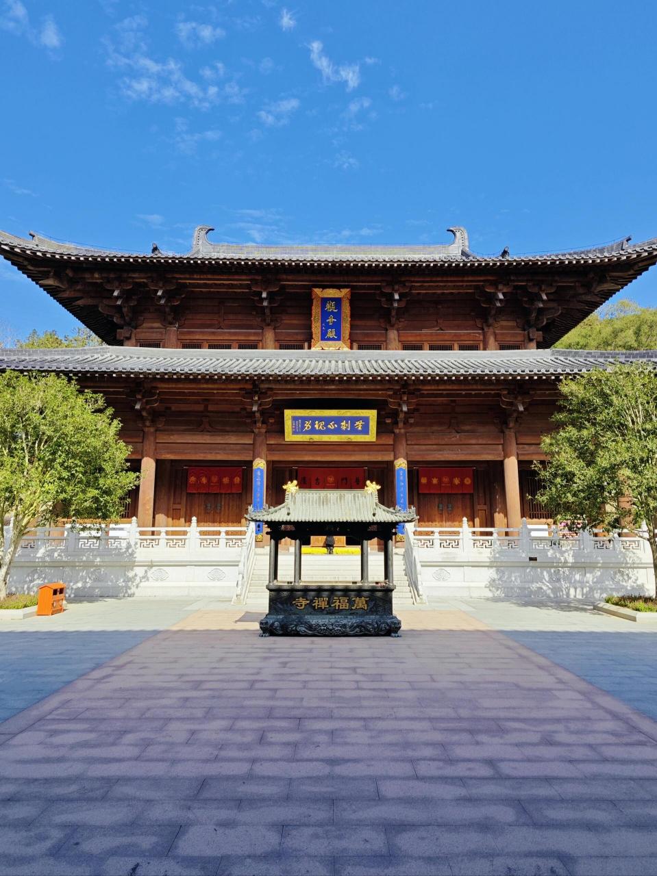 黄檗寺,又名万福寺,在福清境内,依偎在盛产黄檗木的黄檗山上
