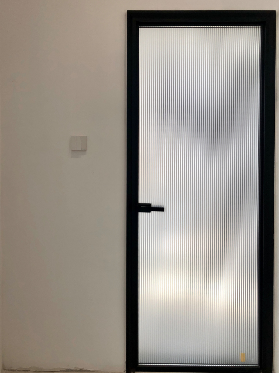 91关于玻璃 我家卫生间用的是双层组合,外面超白长虹玻璃,里面磨砂