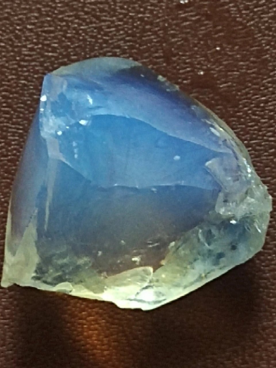 独具天然冰种丝绢矿脉蓝欧泊宝石 一个真正的天然宝石在他的表面能