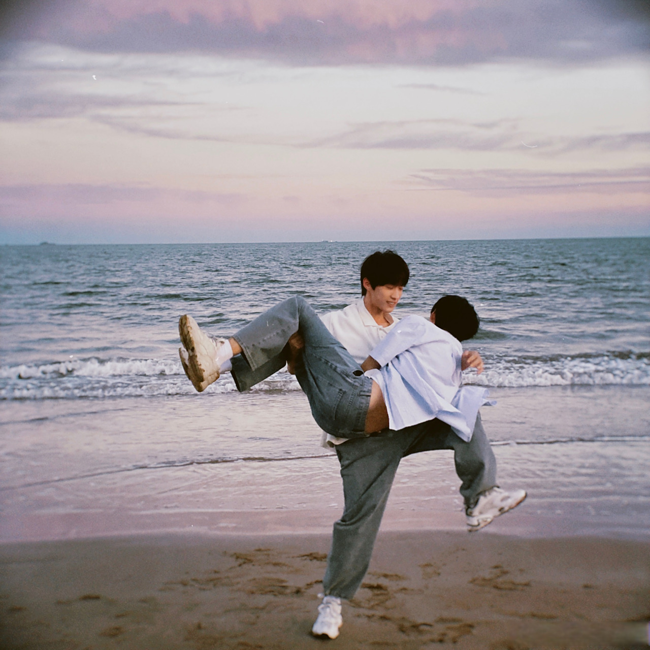 飞奔兄弟决裂!其中一方惨遭痛打! #当我飞奔向你