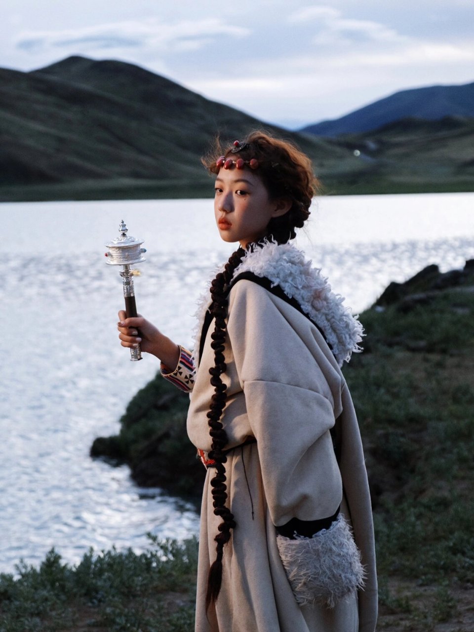 藏服写真|@林钰珊_33/之羊湖神明少女 扎西德勒