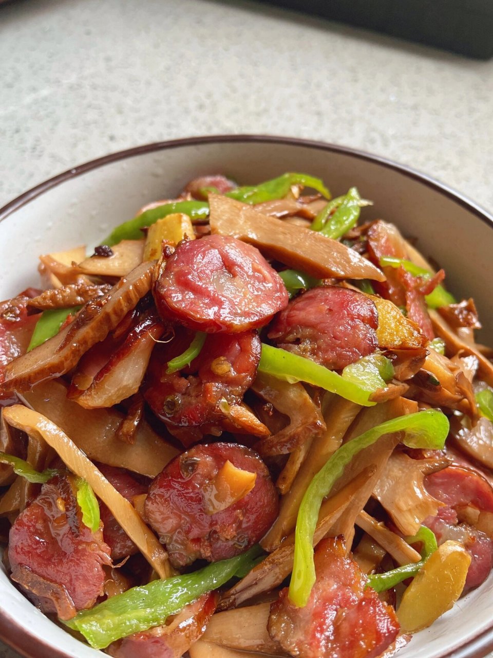 烟笋炒腊肠 烟笋炒腊肉,喜欢吃的一道菜 今天腊肉用腊肠来取代