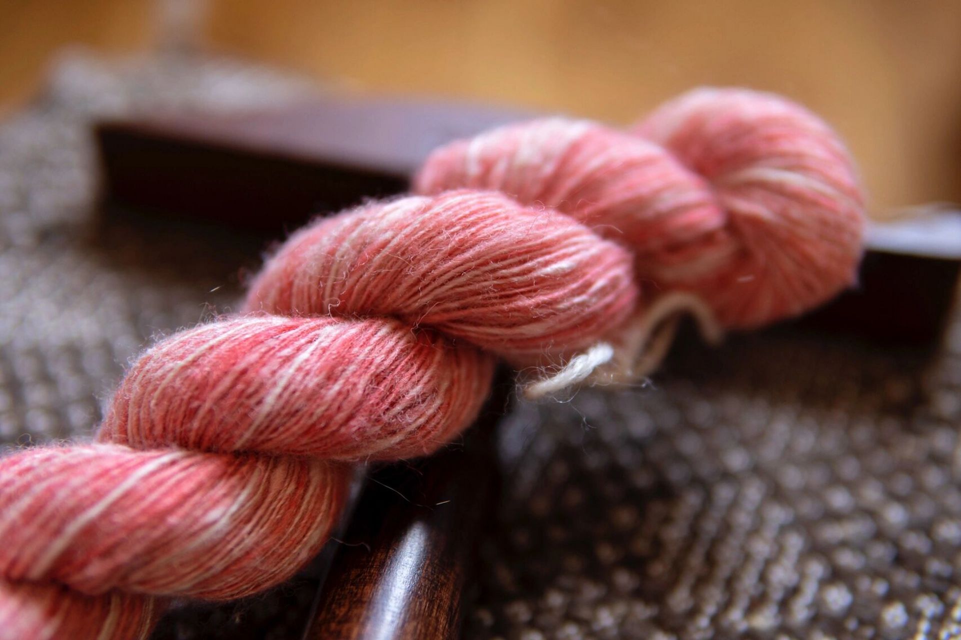 纺锤纺线总结篇 为了测规格把两个小木轴上的线打成绞线了,真好看呀