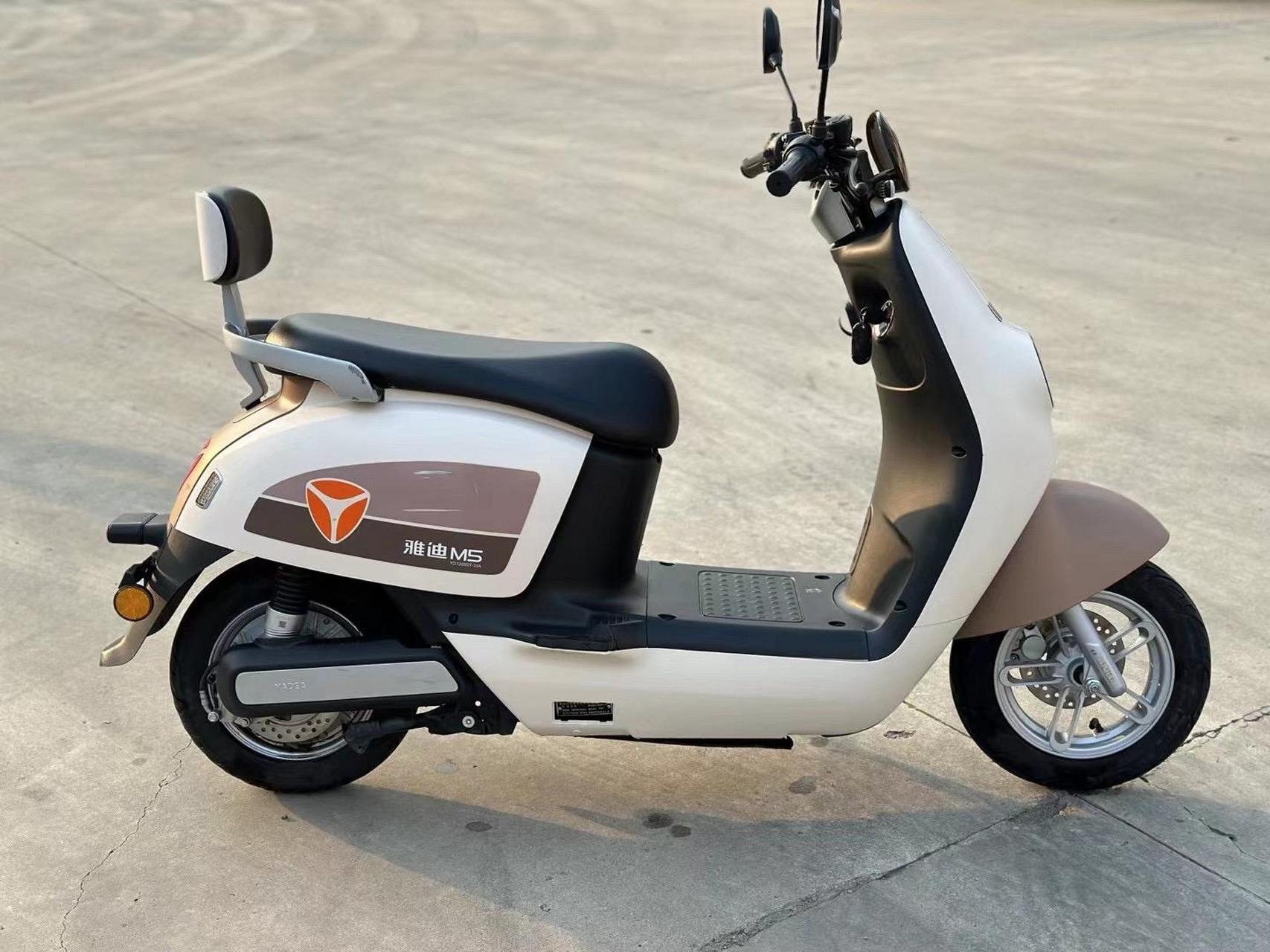 新到9新雅迪冠能m5,高配置,前后双碟刹,72v电池!