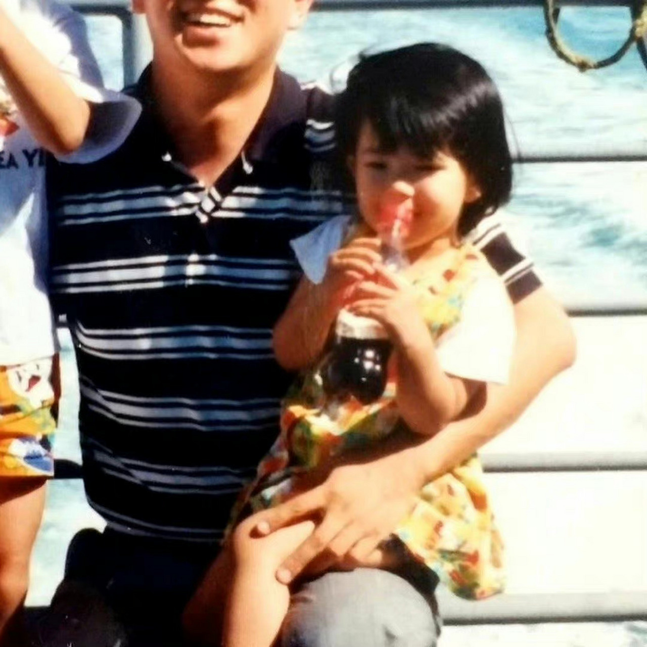 朴彩英生日晒短发童年照 好萌好可爱哇!