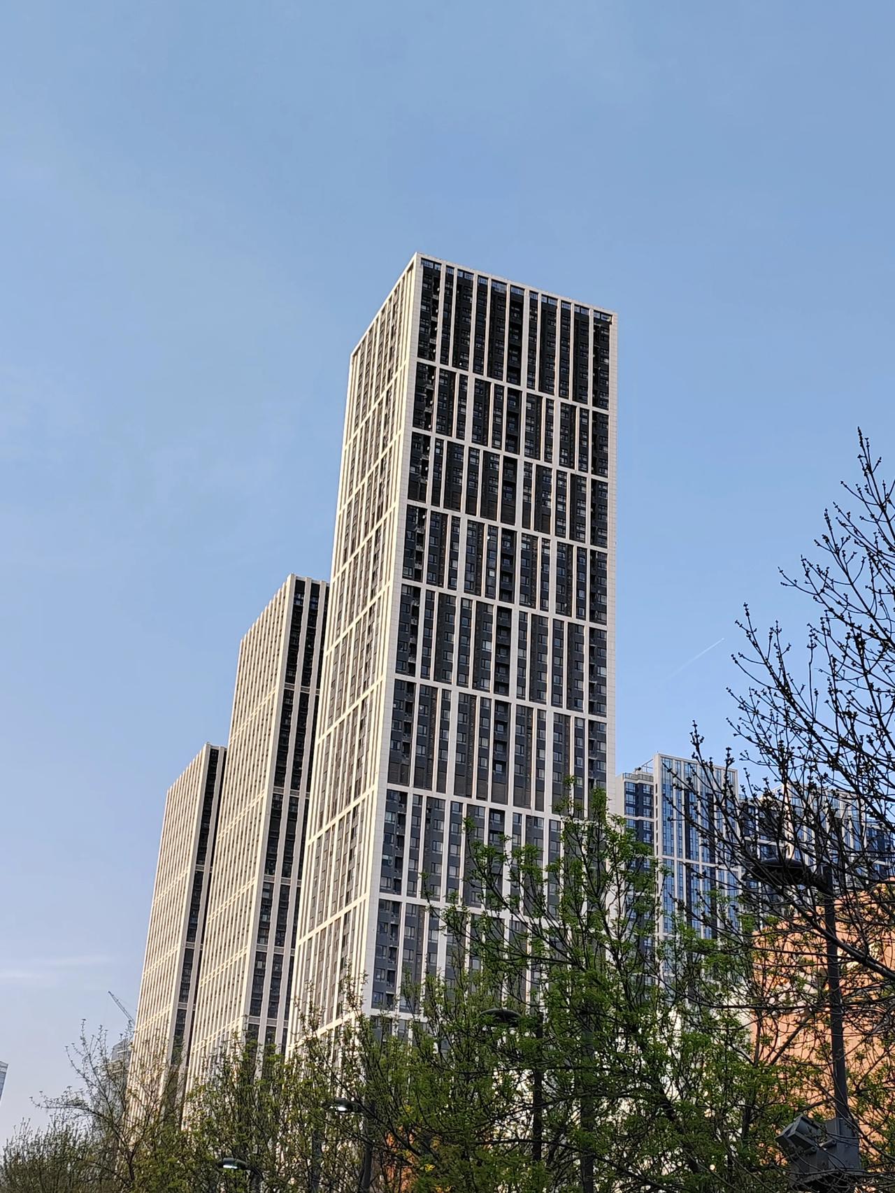 头条创作挑战赛济南街头抬头到处是高楼大厦,这种场景到底是好还是坏?