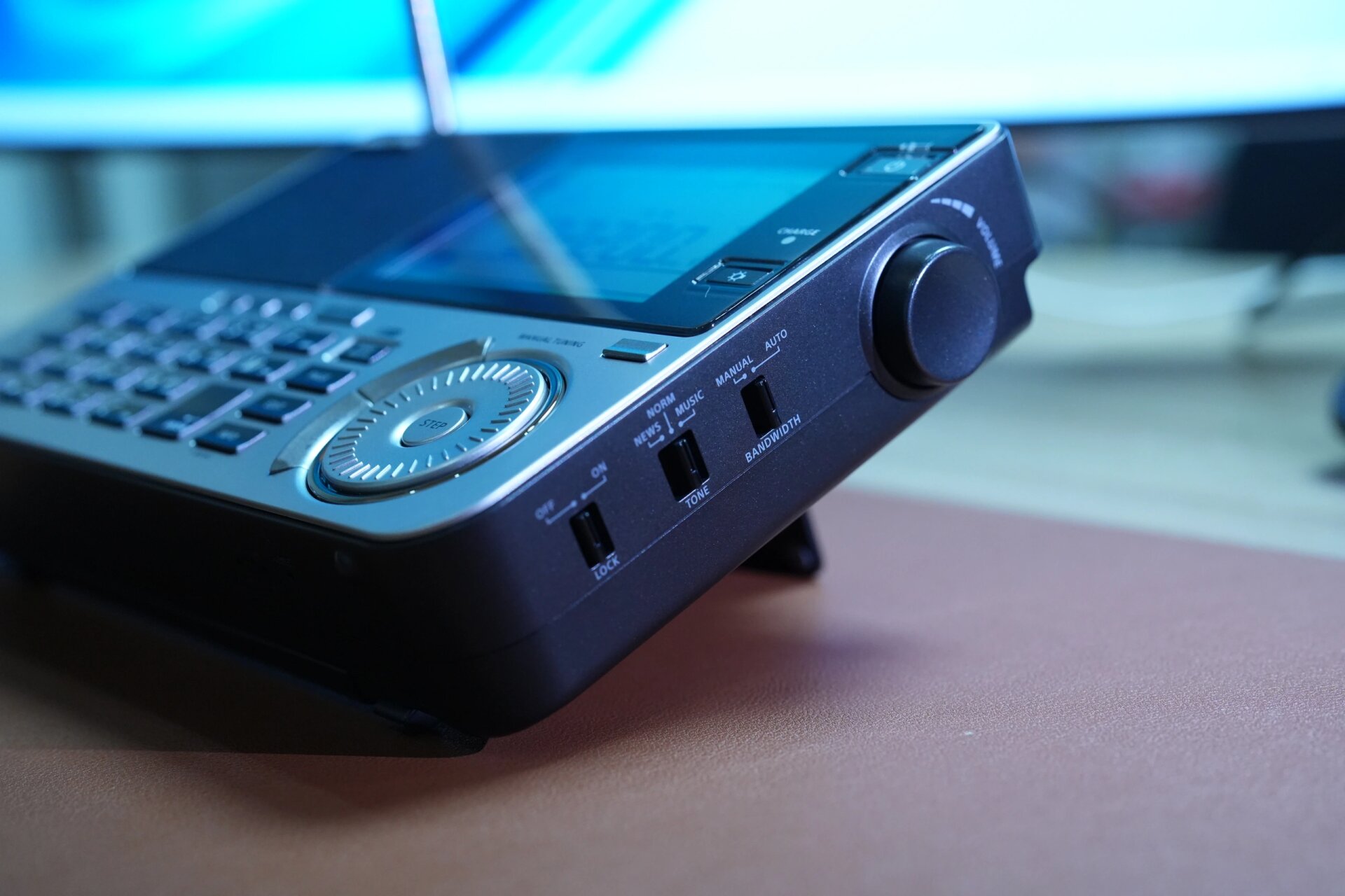 山进909x2 收音机 做工依然优秀. 音质提升明显, 增加了航空波段.