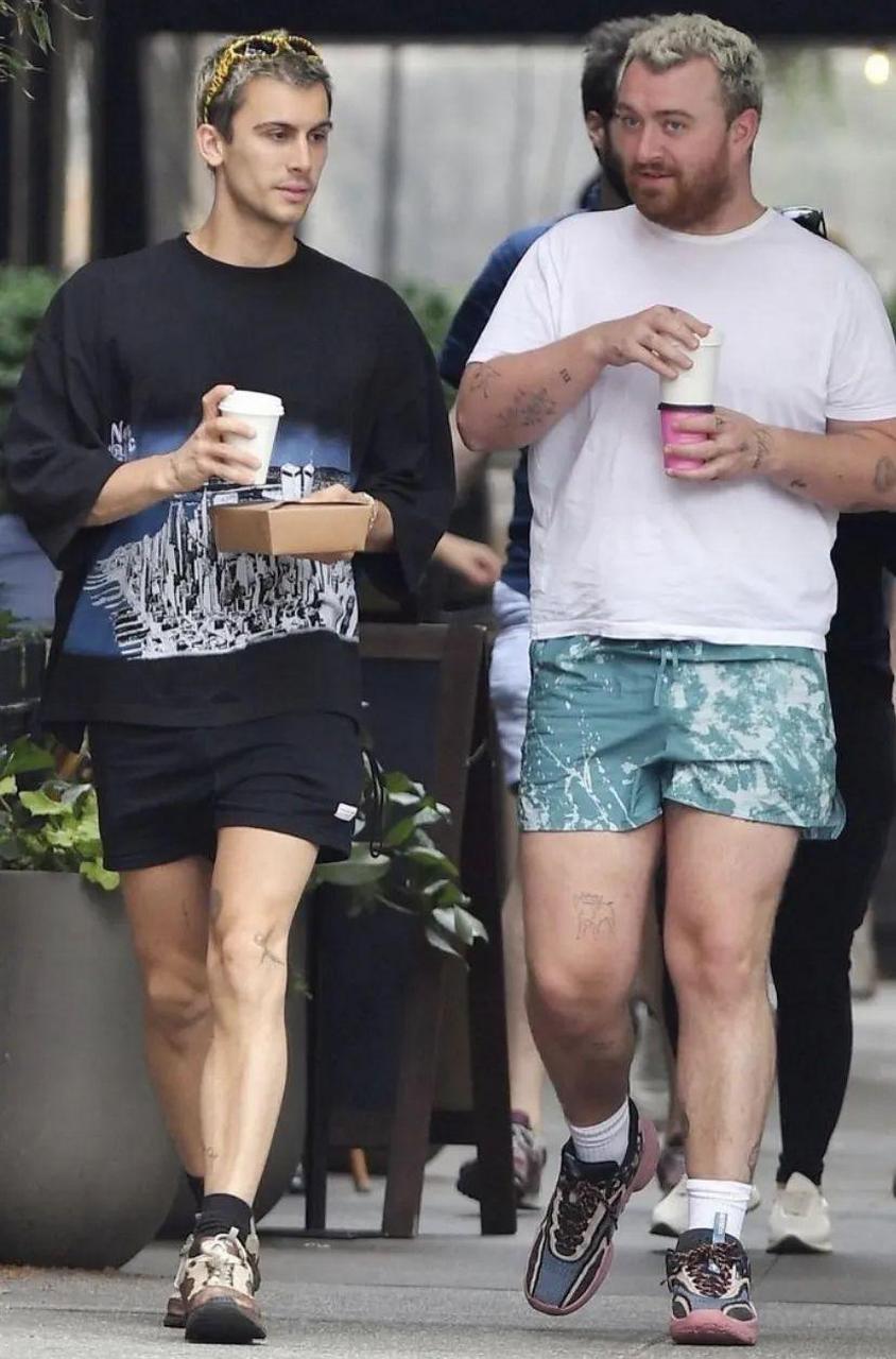 sam smith(萨姆·史密斯)最近跟男友疯狂秀恩爱,前几天刚刚上街买咖啡