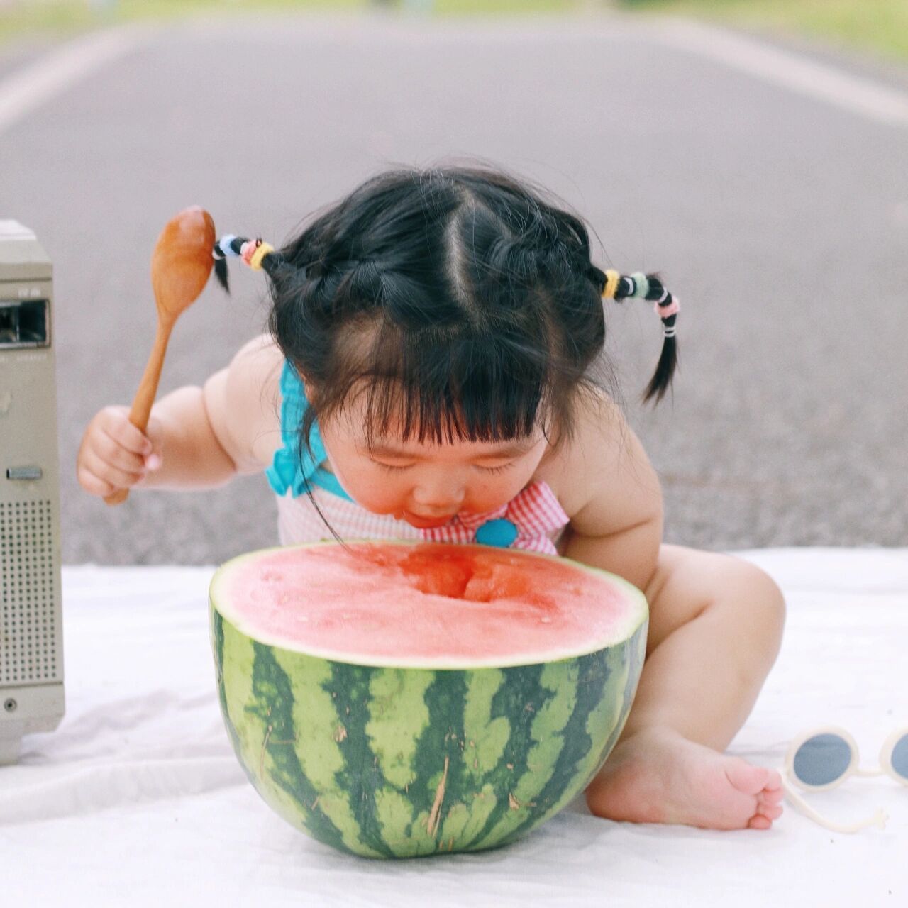 就连吃西瓜的姿势都好可爱哦 分享给大家一起做头像吧