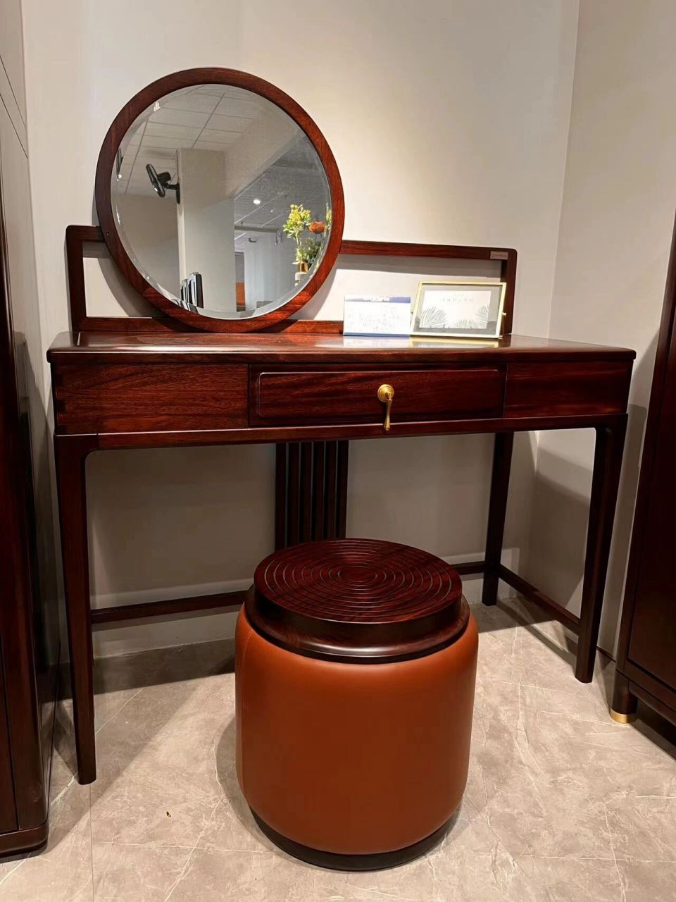 今天小编为大家带来一套东方冠雅的实木家具,东方冠雅在国内属于一线