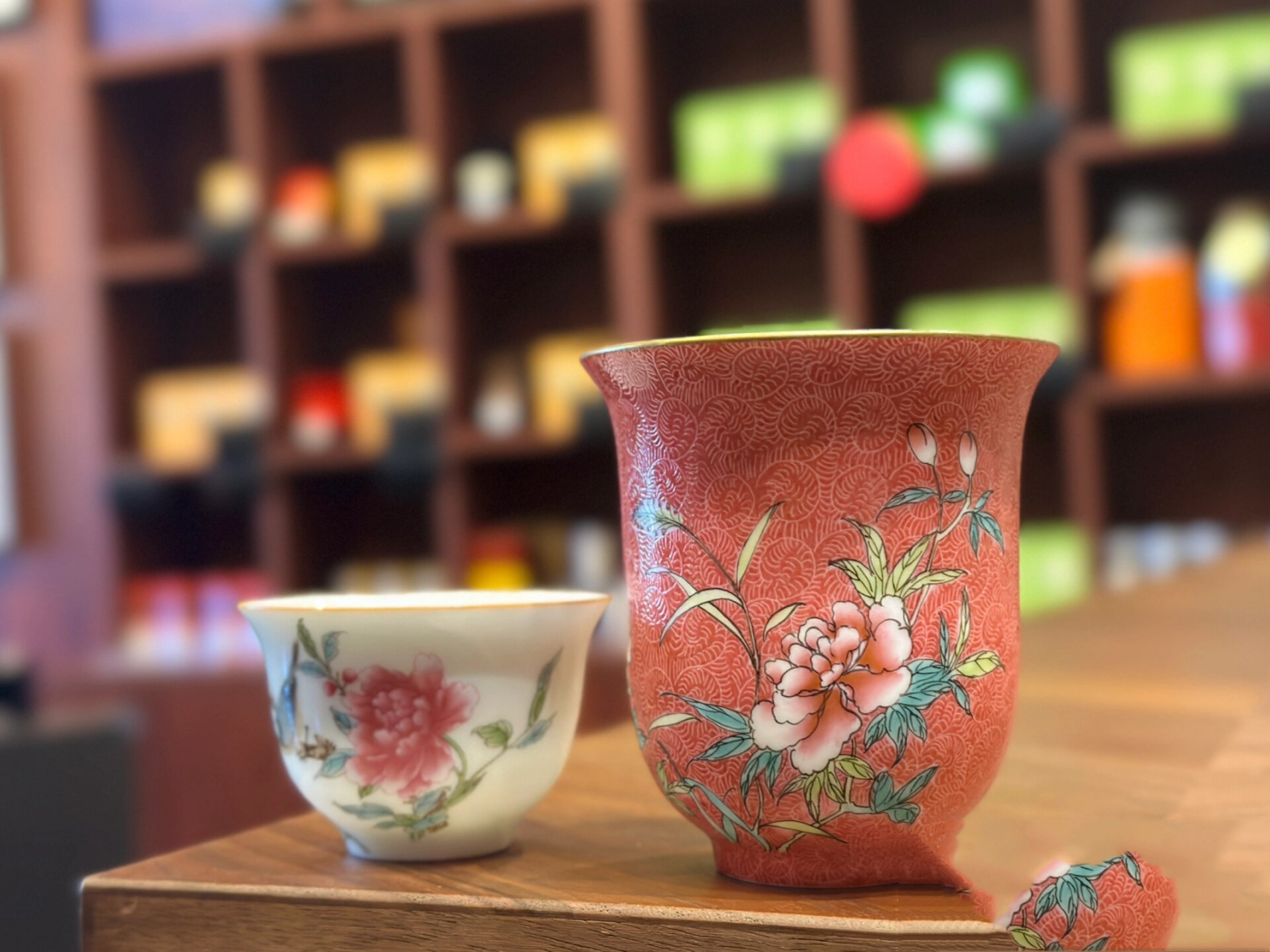 手绘瓷器为什么比贴花贵这么多71 94釉上彩的贴花是用网布制成的