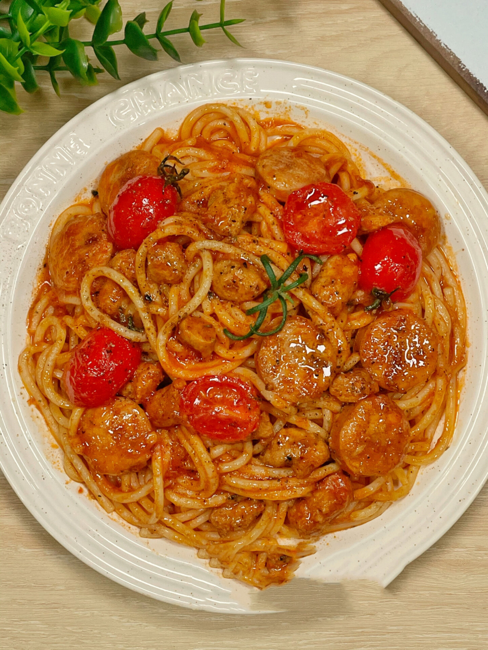 今天在家轻松复刻了必胜客这份0难度的番茄烤肠肉酱意面!