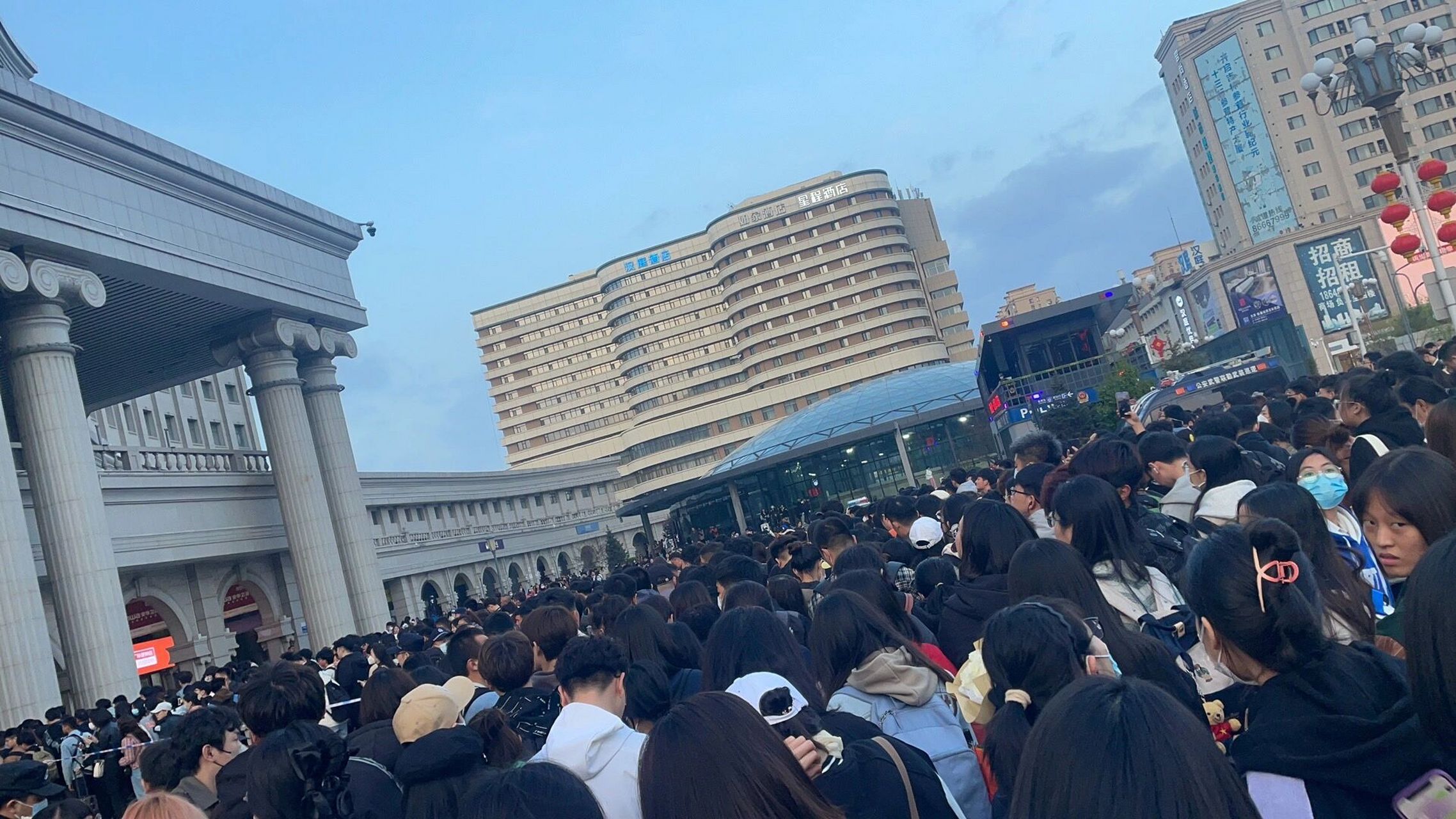 4.28长春火车站 太多人了,人一多网络都不好92