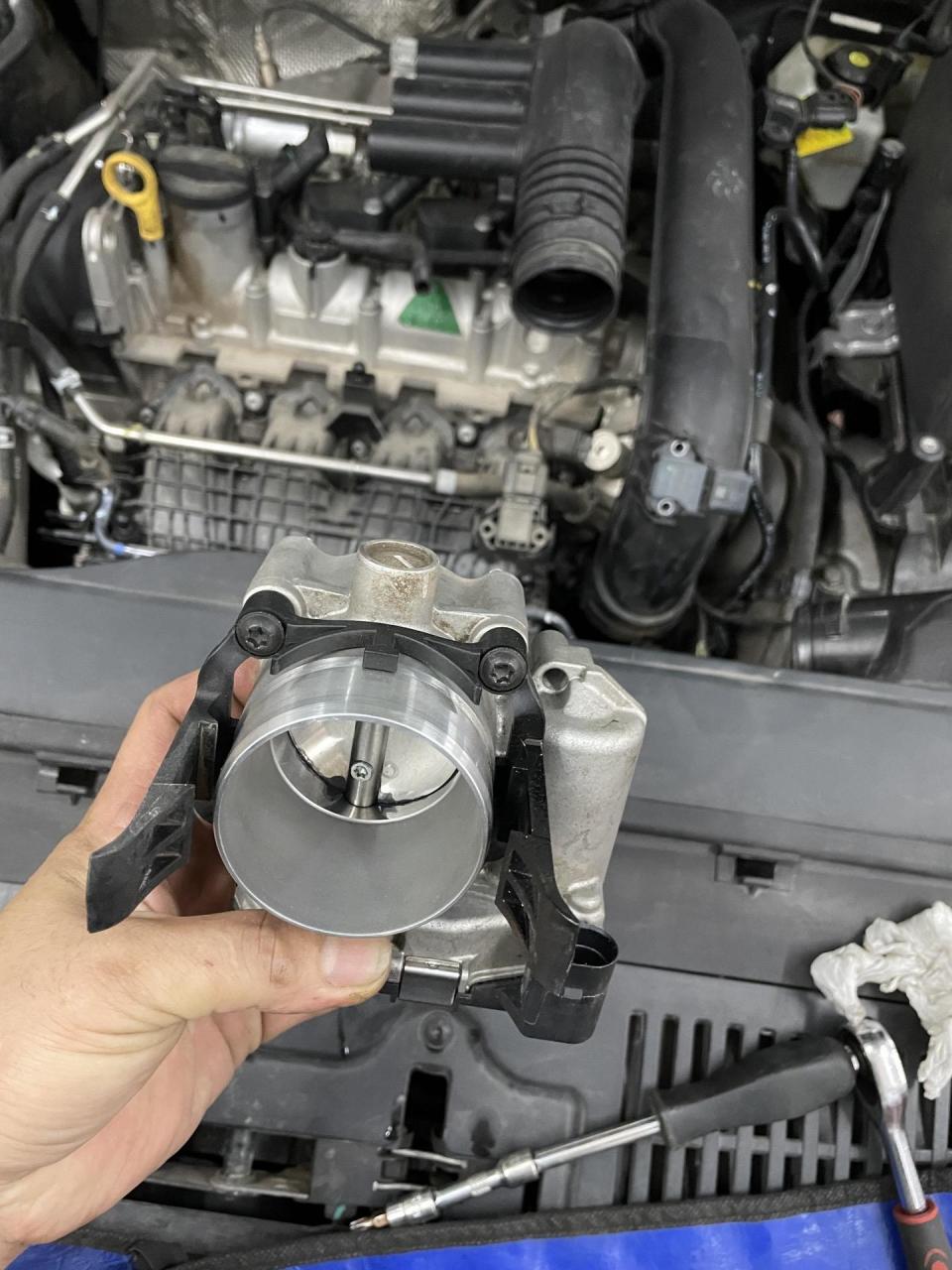 大众途观清洗节气门