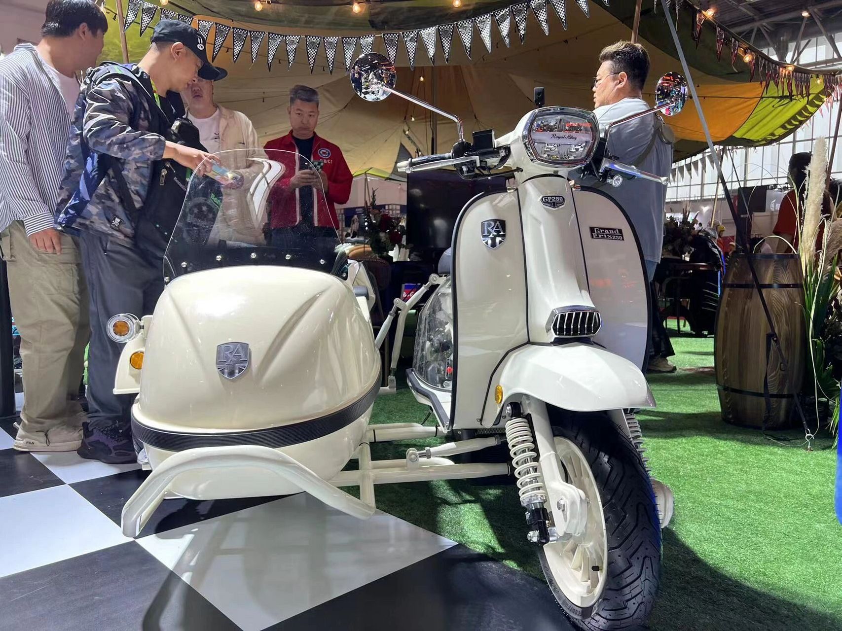 royal alloy边三轮    royal alloy边三轮,250cc,原厂边三轮.