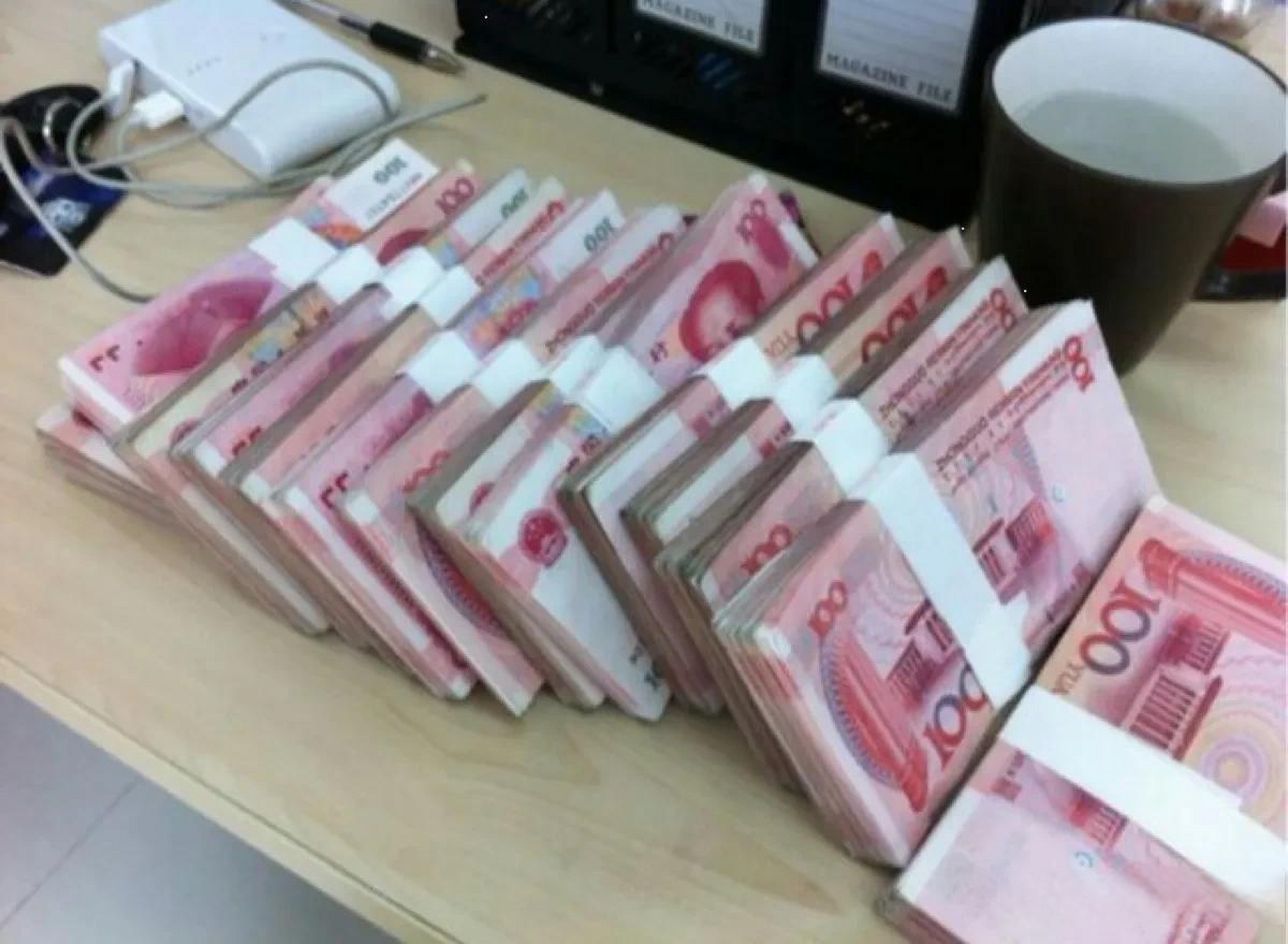 我每个月都会存10000块钱,银行降息了,去年一年定期利率2%,今年1.