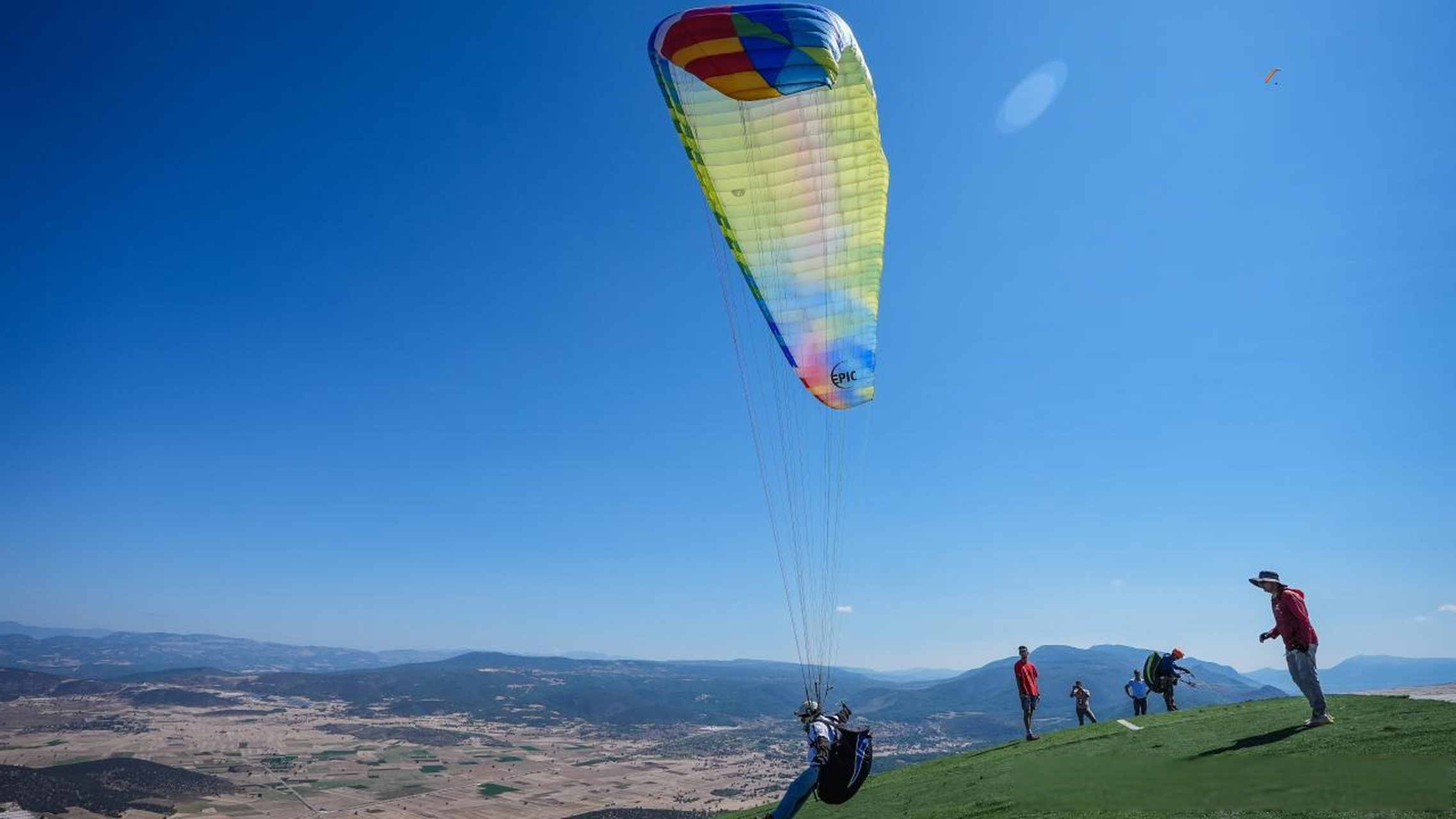 【"比莱吉克起飞"滑翔伞活动】 由比莱吉克省政府精心策划的"比莱吉克