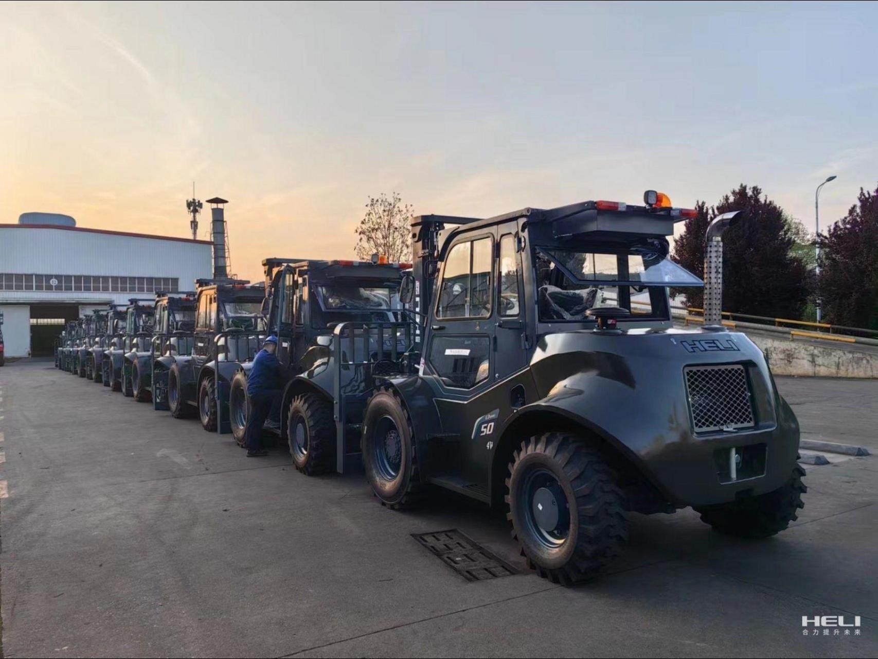 让世界爱上中国造,合力5吨四驱越野叉车批量发往—波兰